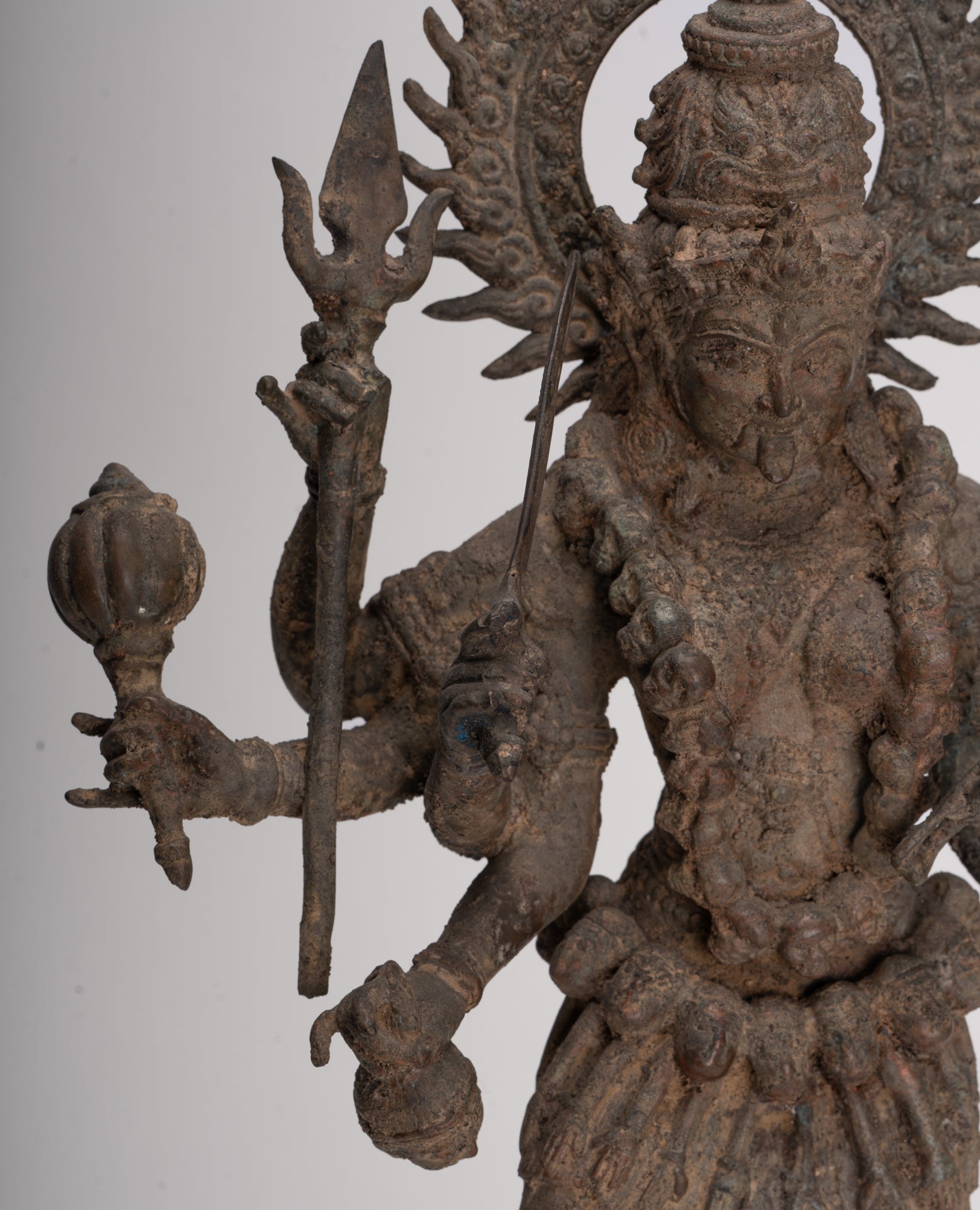 Statue de Kali - Statue de Kali ou Mahakali debout en bronze de style Java antique Majapahit - 43 cm/17"