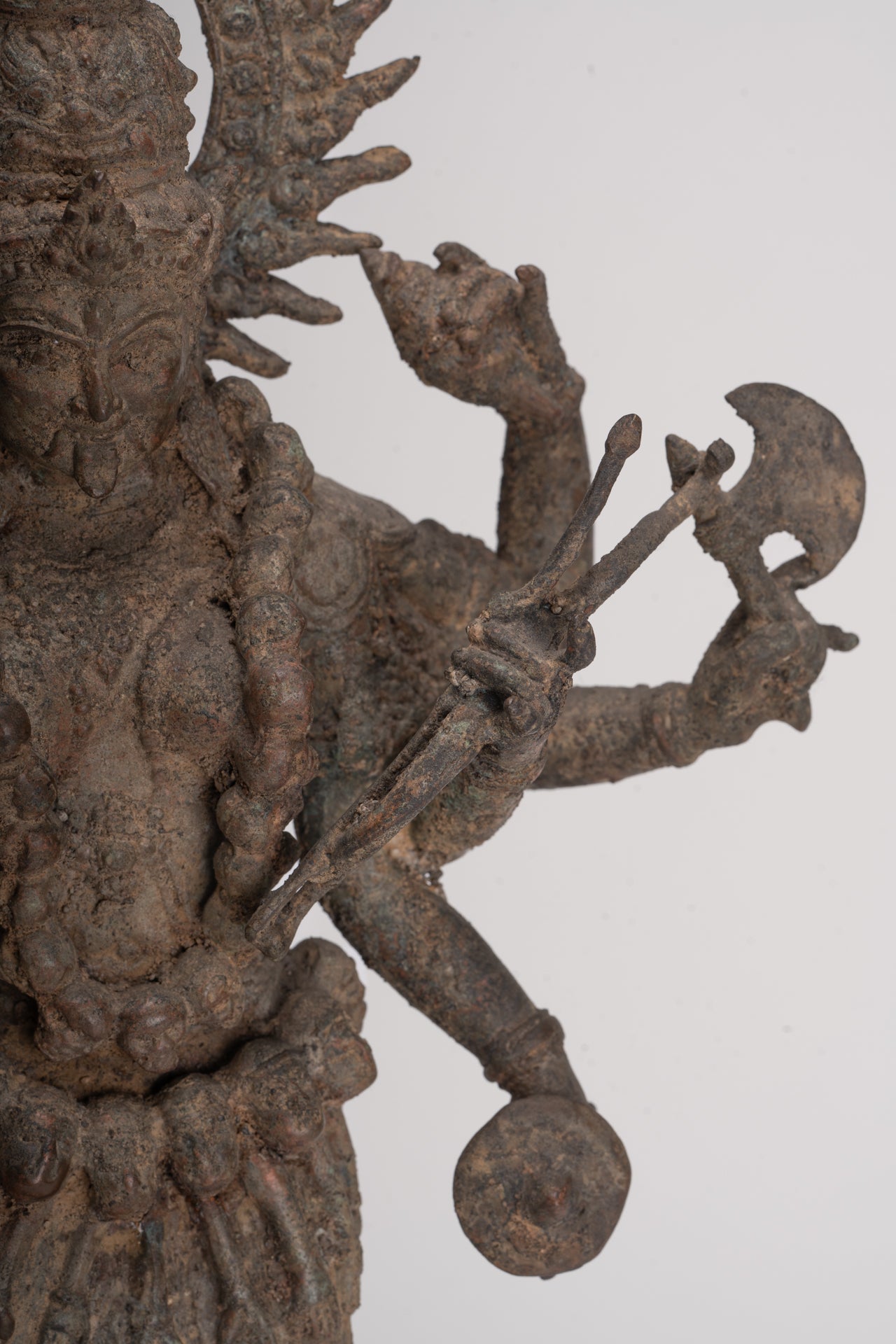 Statue de Kali - Statue de Kali ou Mahakali debout en bronze de style Java antique Majapahit - 43 cm/17"