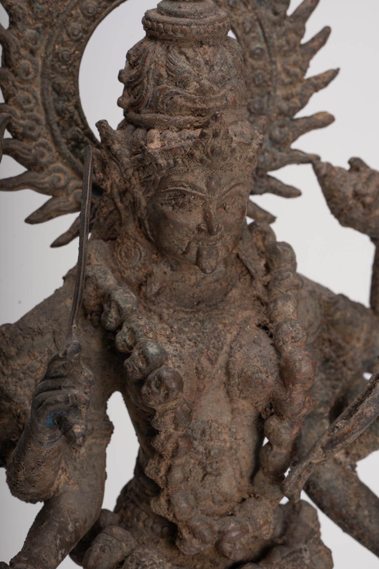 Statue de Kali - Statue de Kali ou Mahakali debout en bronze de style Java antique Majapahit - 43 cm/17"