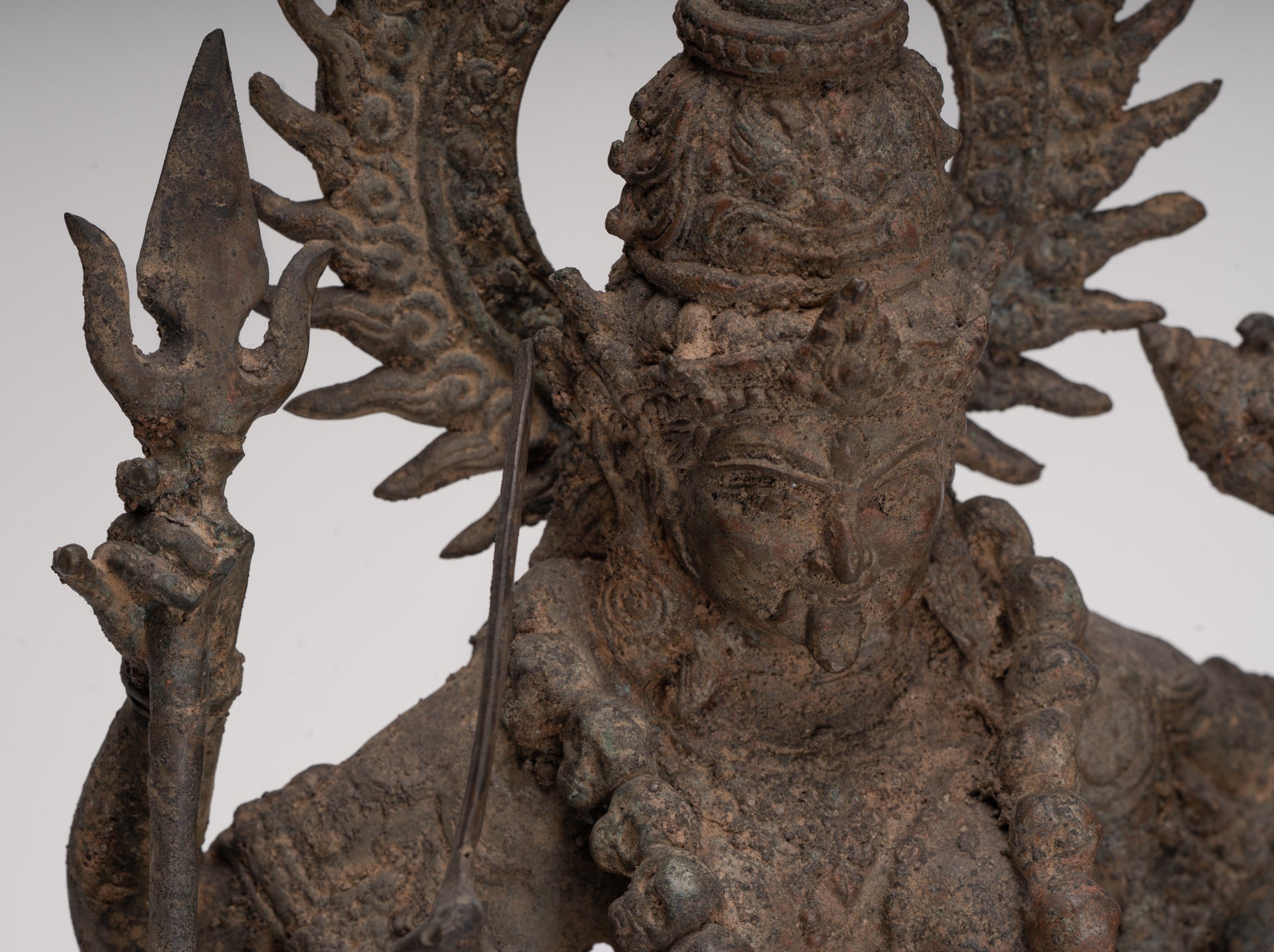 Statue de Kali - Statue de Kali ou Mahakali debout en bronze de style Java antique Majapahit - 43 cm/17"