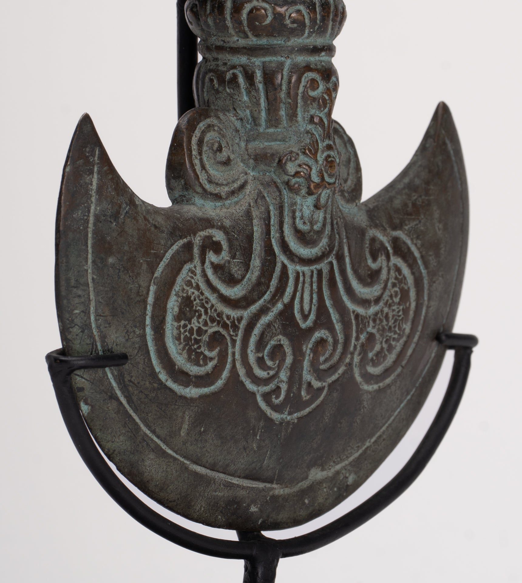 Antiker zeremonieller Chandrasa-Axtkopf aus Bronze im indonesischen Stil – 29 cm/12 Zoll