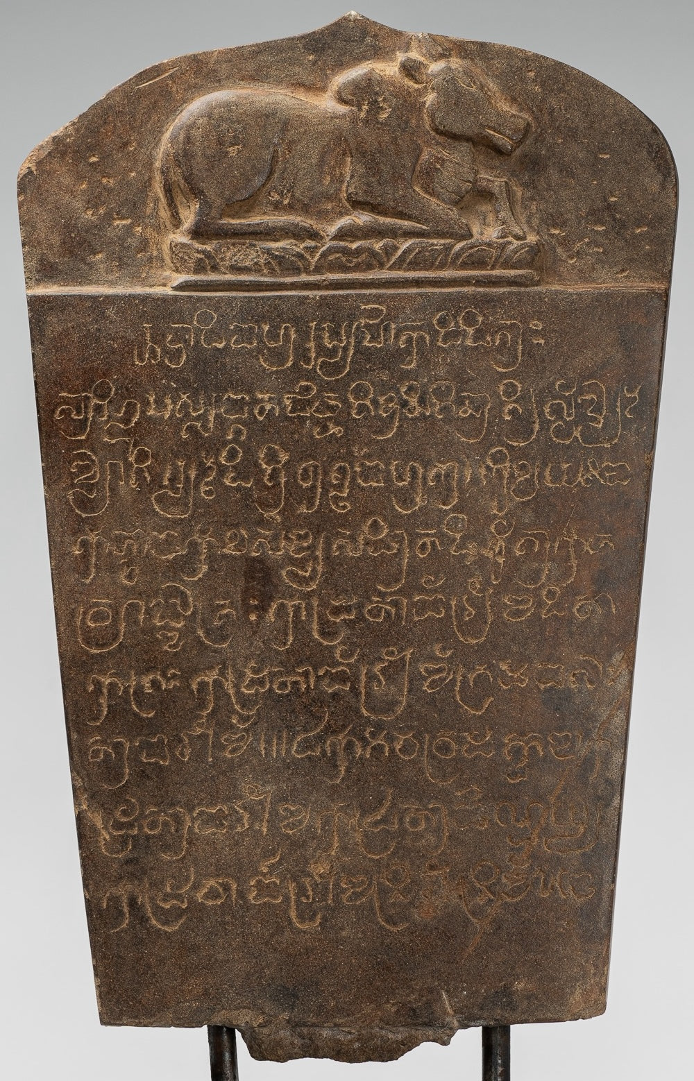 Antike Khmer -Stone Sanskrit Stele mit Nandi - 57 cm / 23 "
