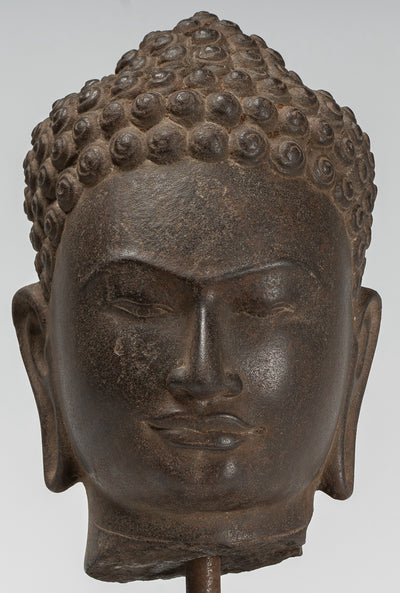 Statua Di Bronzo Buddha All'interno Del Design Della Moderna Casa Asiatica  Immagine Stock - Immagine di decorativo, semplice: 172065221