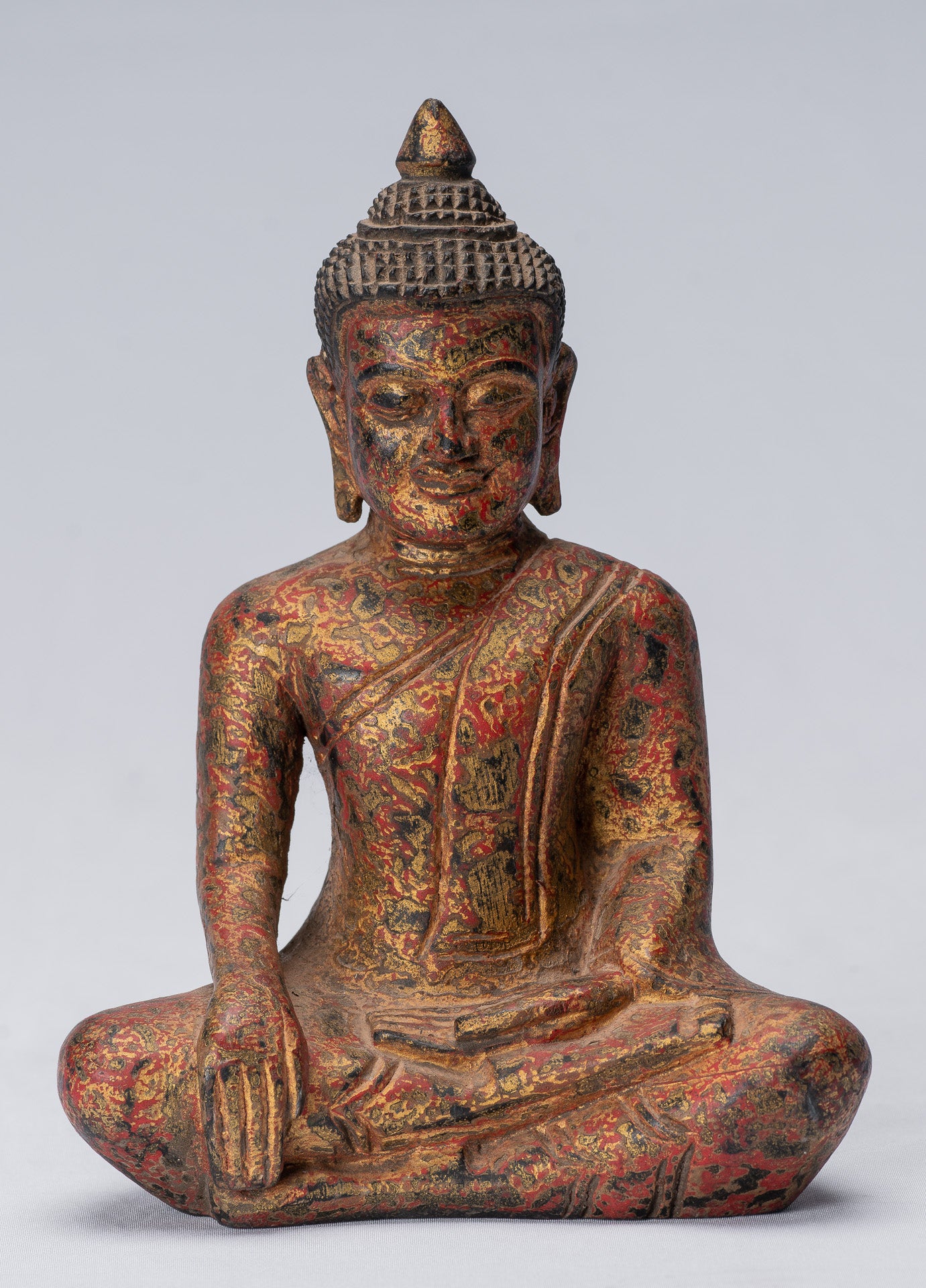 Statue de Bouddha - Statue de Bouddha des Lumières en bois assis de style khmer antique d'Asie du Sud-Est - 21 cm/8"