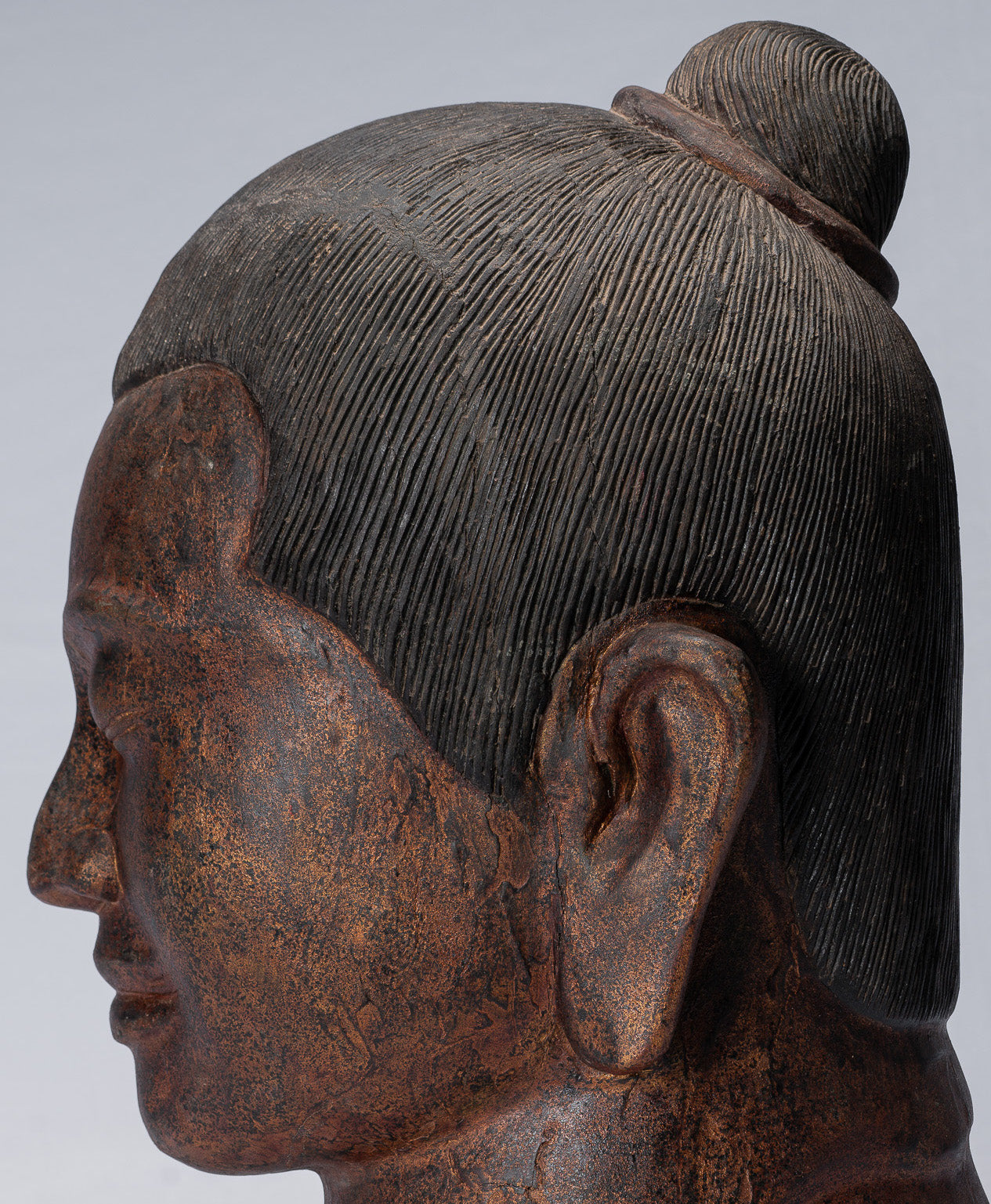 Statue de Jayavarman - Statue de tête de Jayavarman VII en bois de style khmer antique - 42 cm/17"