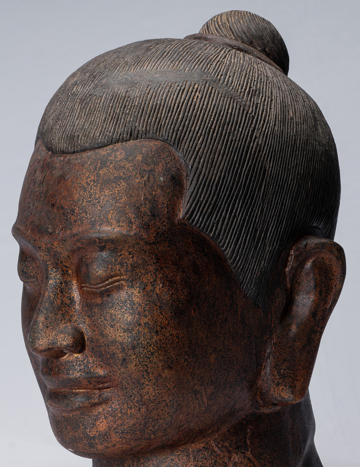 Statue de Jayavarman - Statue de tête de Jayavarman VII en bois de style khmer antique - 42 cm/17"