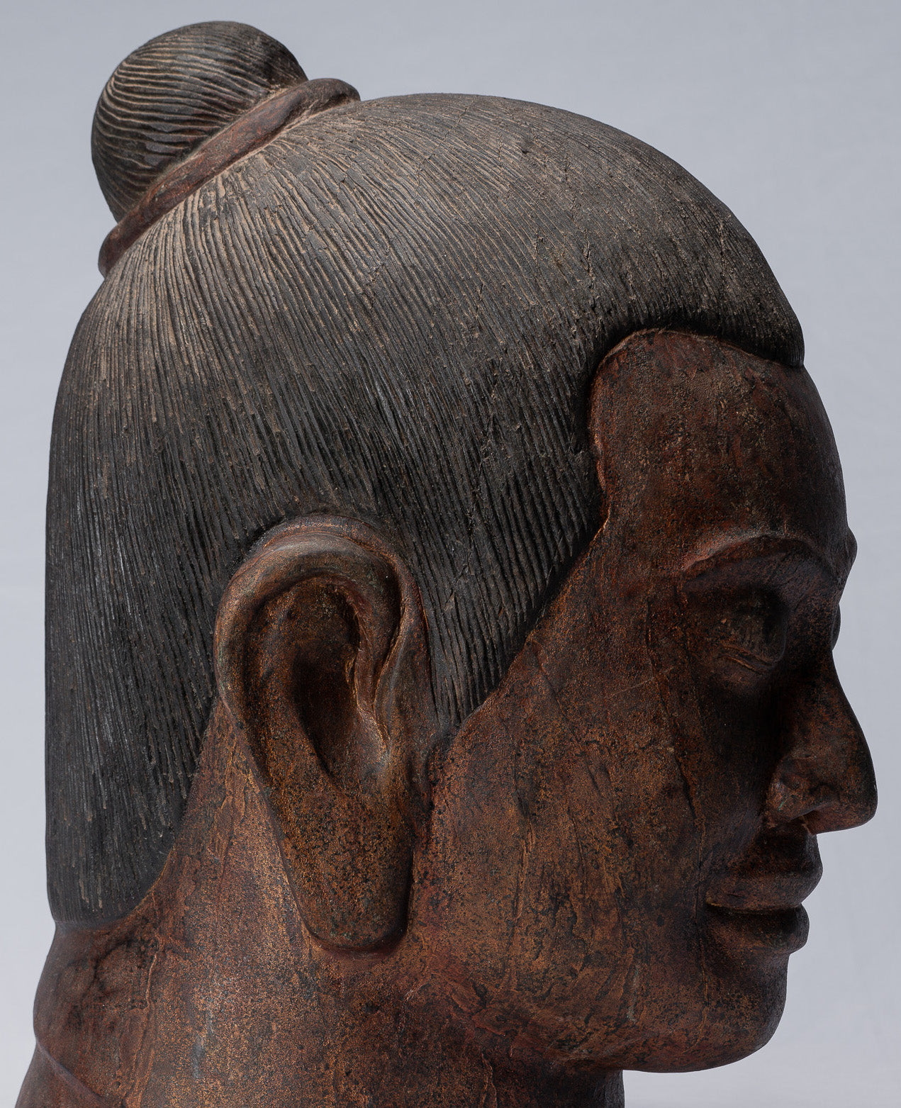 Statue de Jayavarman - Statue de tête de Jayavarman VII en bois de style khmer antique - 42 cm/17"