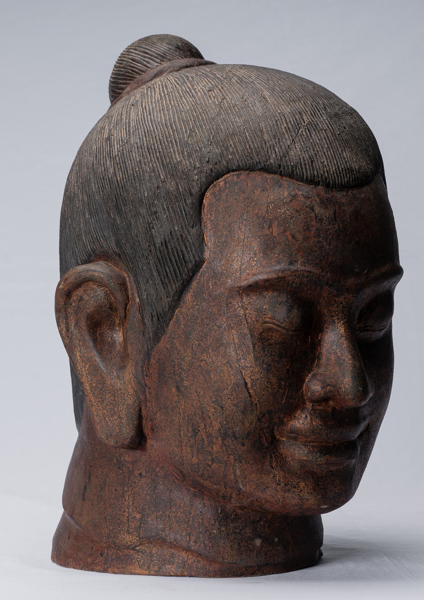 Statue de Jayavarman - Statue de tête de Jayavarman VII en bois de style khmer antique - 42 cm/17"