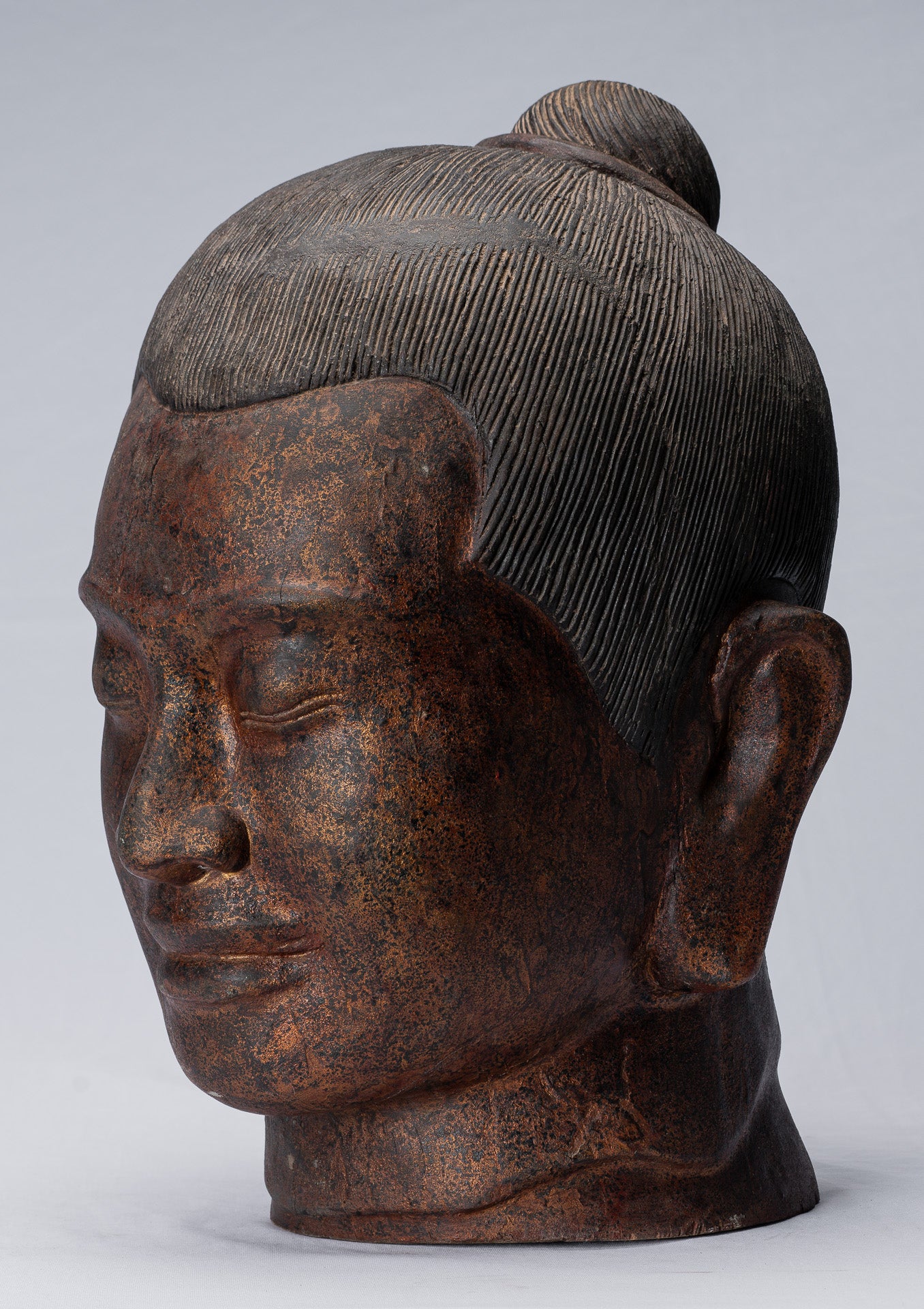 Statue de Jayavarman - Statue de tête de Jayavarman VII en bois de style khmer antique - 42 cm/17"