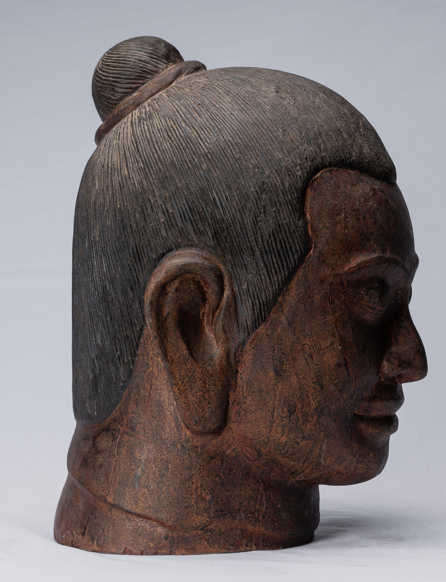 Statue de Jayavarman - Statue de tête de Jayavarman VII en bois de style khmer antique - 42 cm/17"