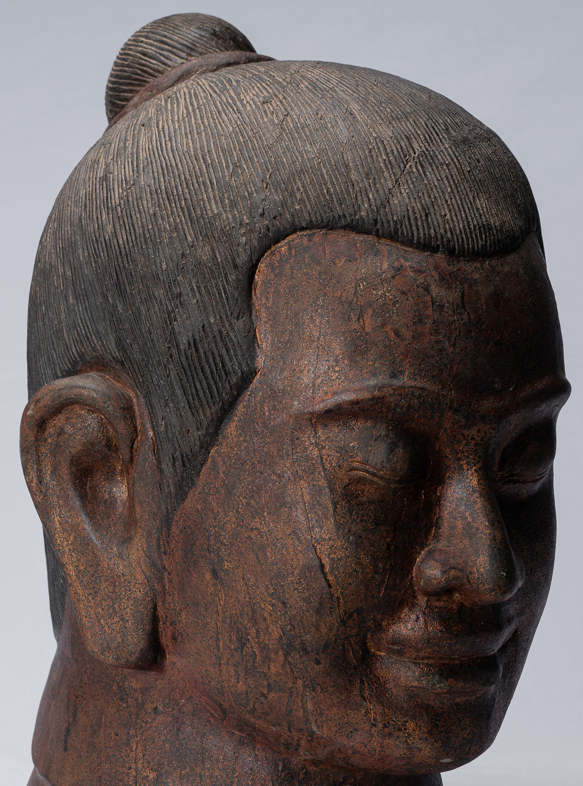 Statue de Jayavarman - Statue de tête de Jayavarman VII en bois de style khmer antique - 42 cm/17"