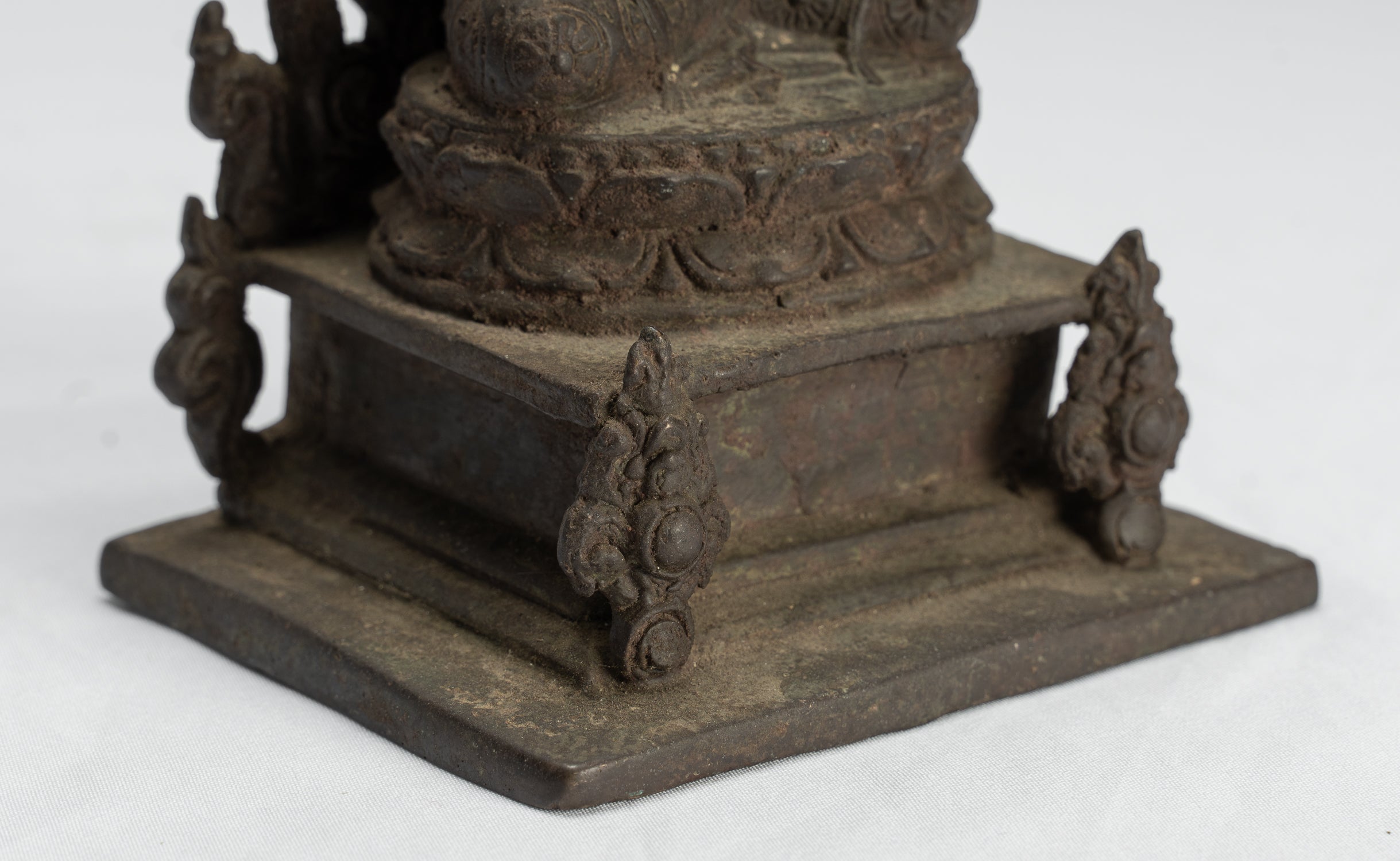 Statue de Ganesha – Statue de Ganesha indonésienne assise en bronze de style javanais antique – 18 cm/7"