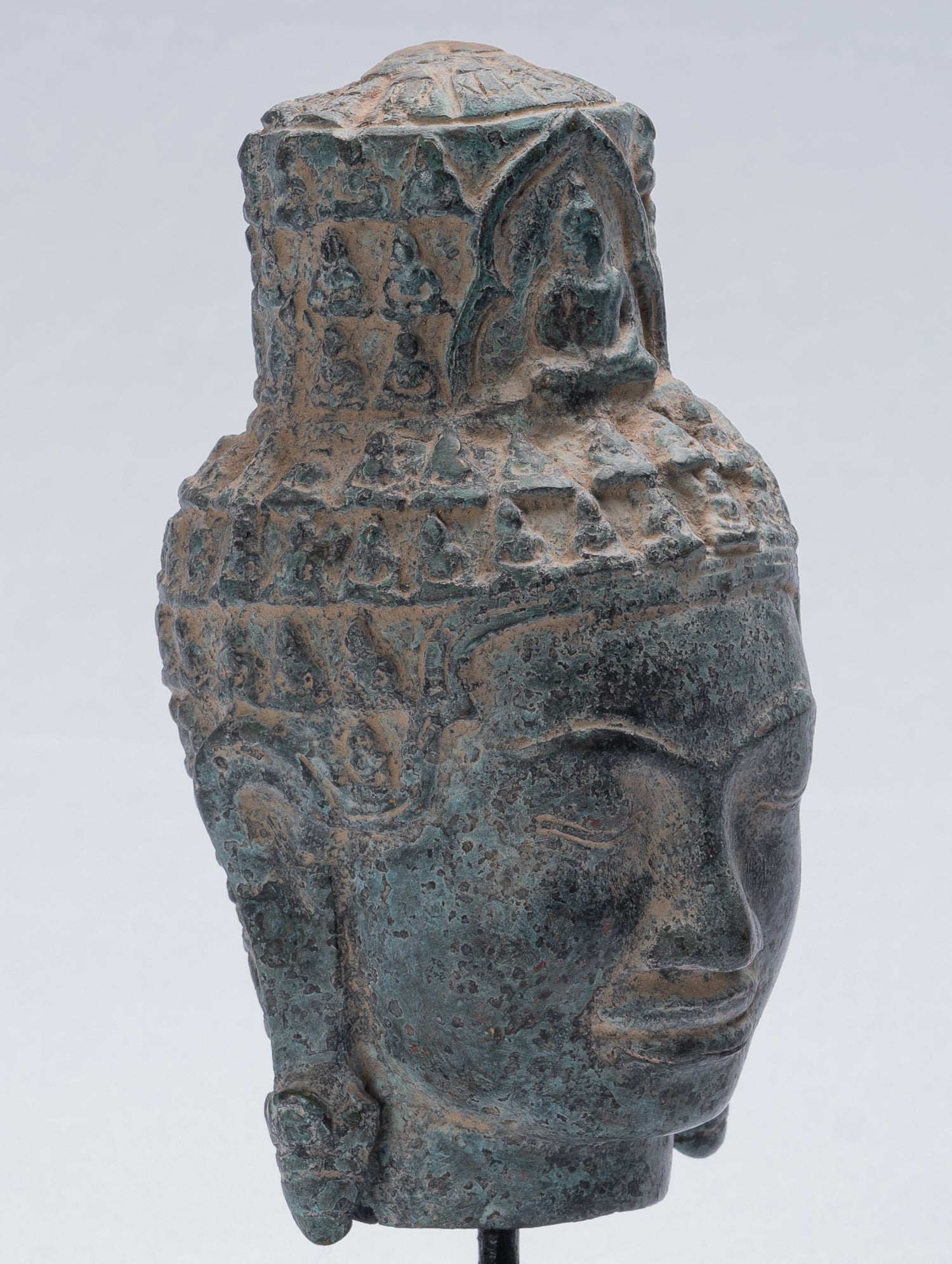 Tête Lokeshvara de style Bayon en bronze antique de style khmer - 24 cm/10"