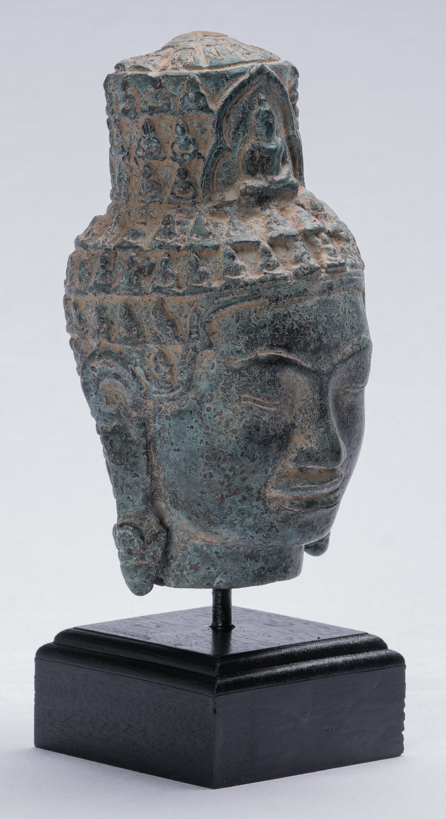 Tête Lokeshvara de style Bayon en bronze antique de style khmer - 24 cm/10"