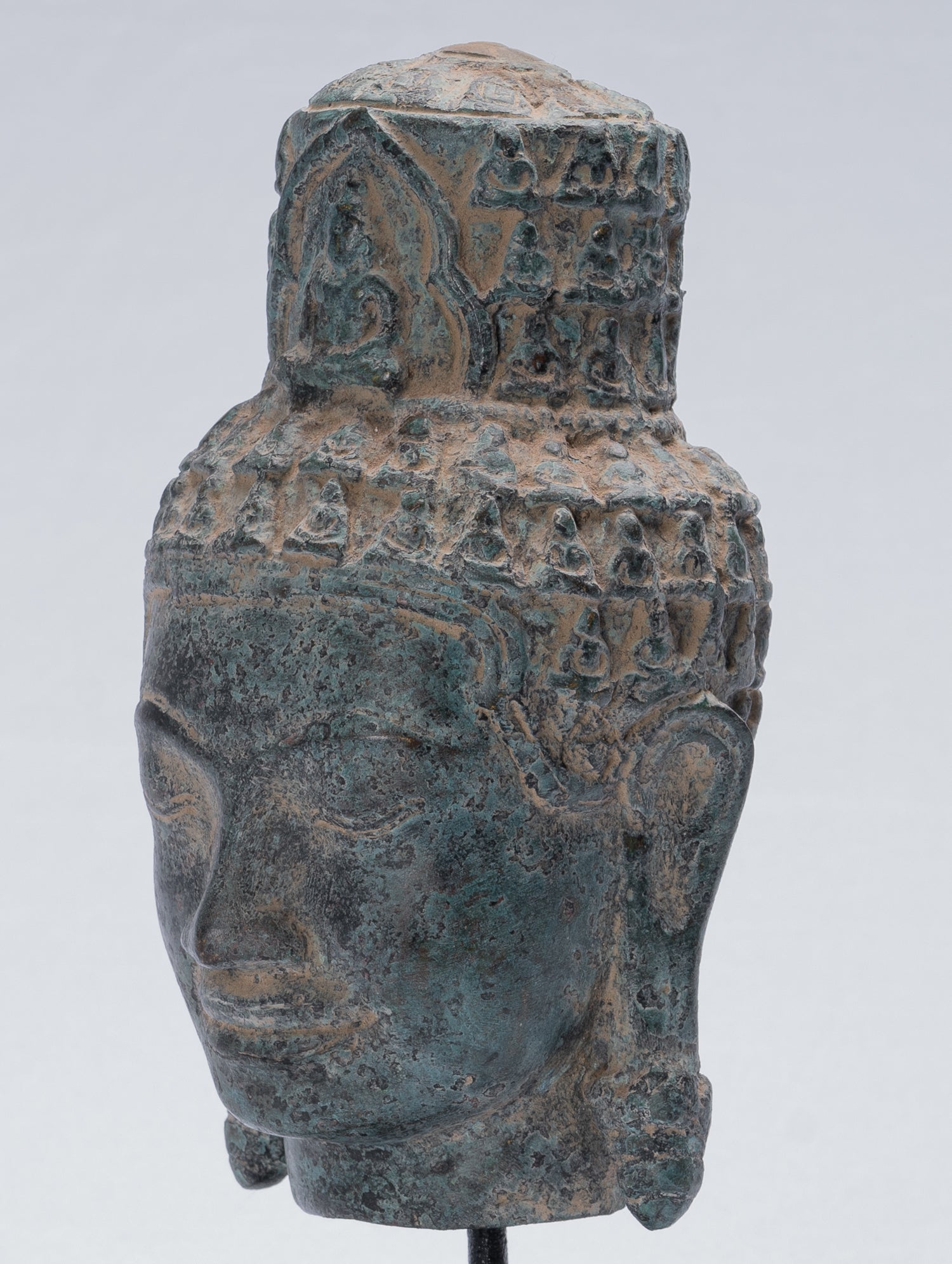 Tête Lokeshvara de style Bayon en bronze antique de style khmer - 24 cm/10"