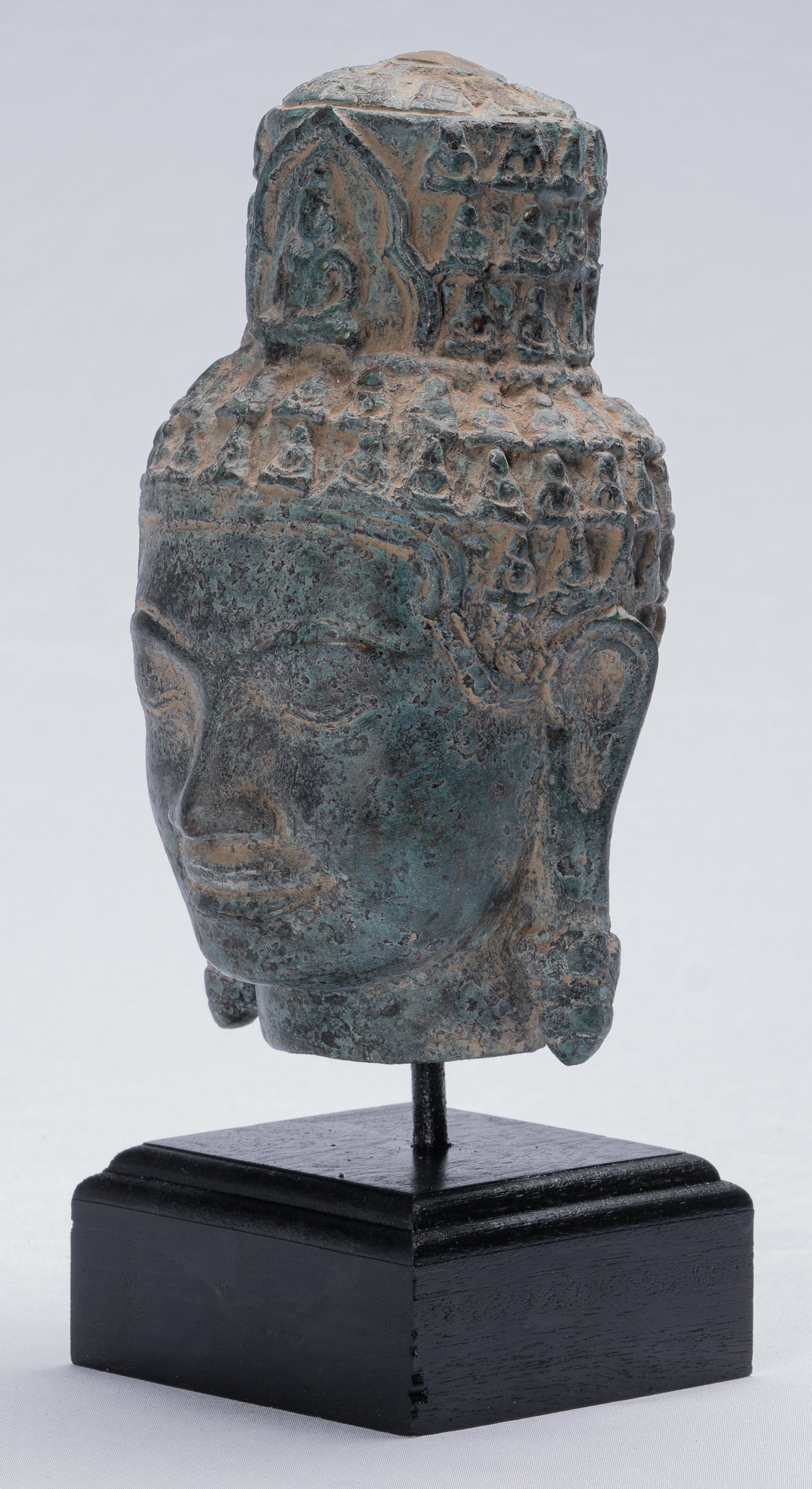 Tête Lokeshvara de style Bayon en bronze antique de style khmer - 24 cm/10"