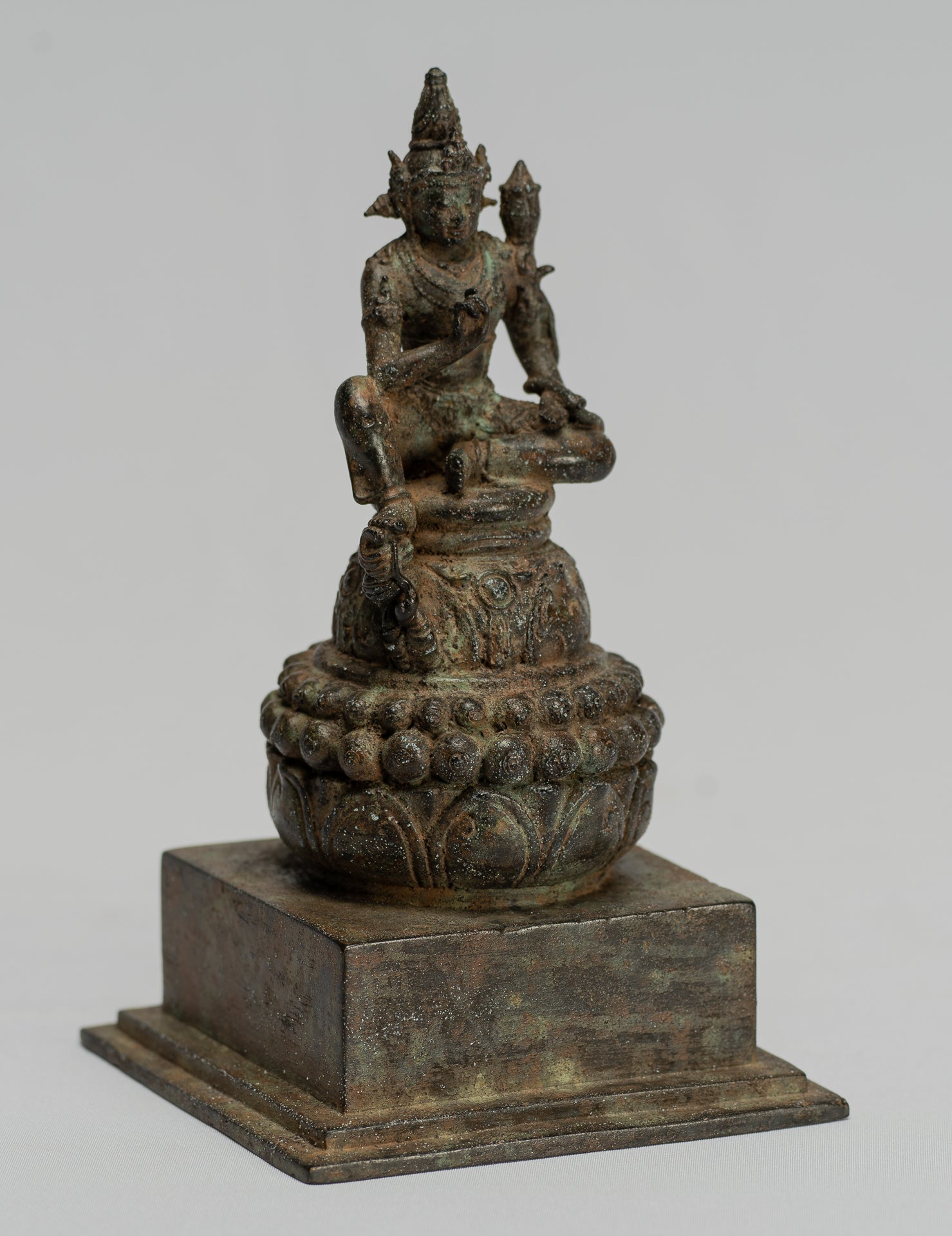 Tara-Statue – antike Majapahit sitzende Bronze-Devi-Tara-Statue im Java-Stil – 17 cm.