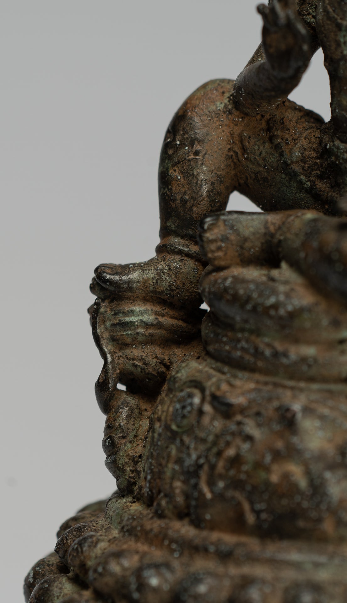 Tara-Statue – antike Majapahit sitzende Bronze-Devi-Tara-Statue im Java-Stil – 17 cm.