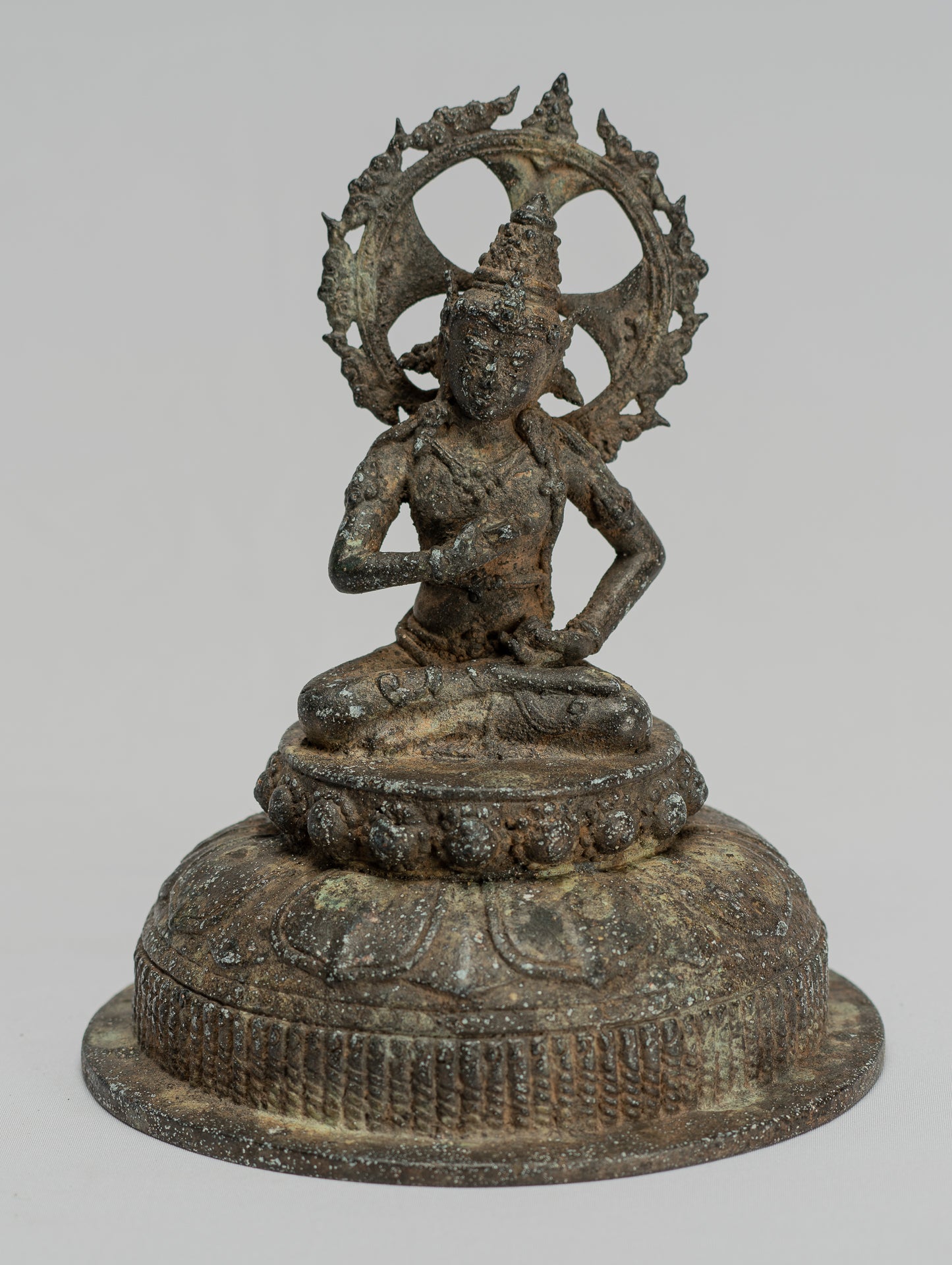 Tara-Statue – Majapahit sitzende Bronze-Devi-Tara-Statue im antiken Java-Stil – 18 cm.