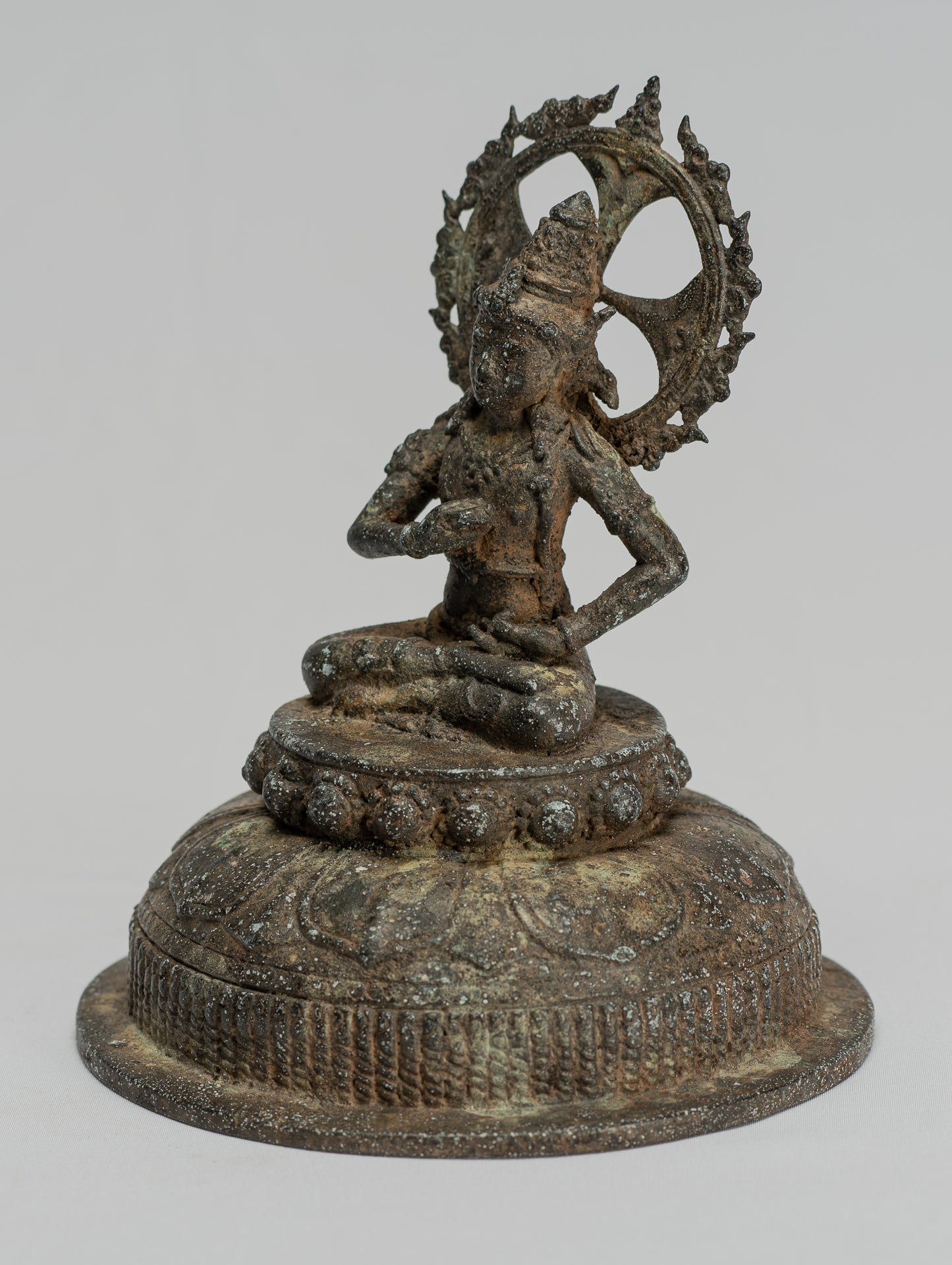 Tara-Statue – Majapahit sitzende Bronze-Devi-Tara-Statue im antiken Java-Stil – 18 cm.