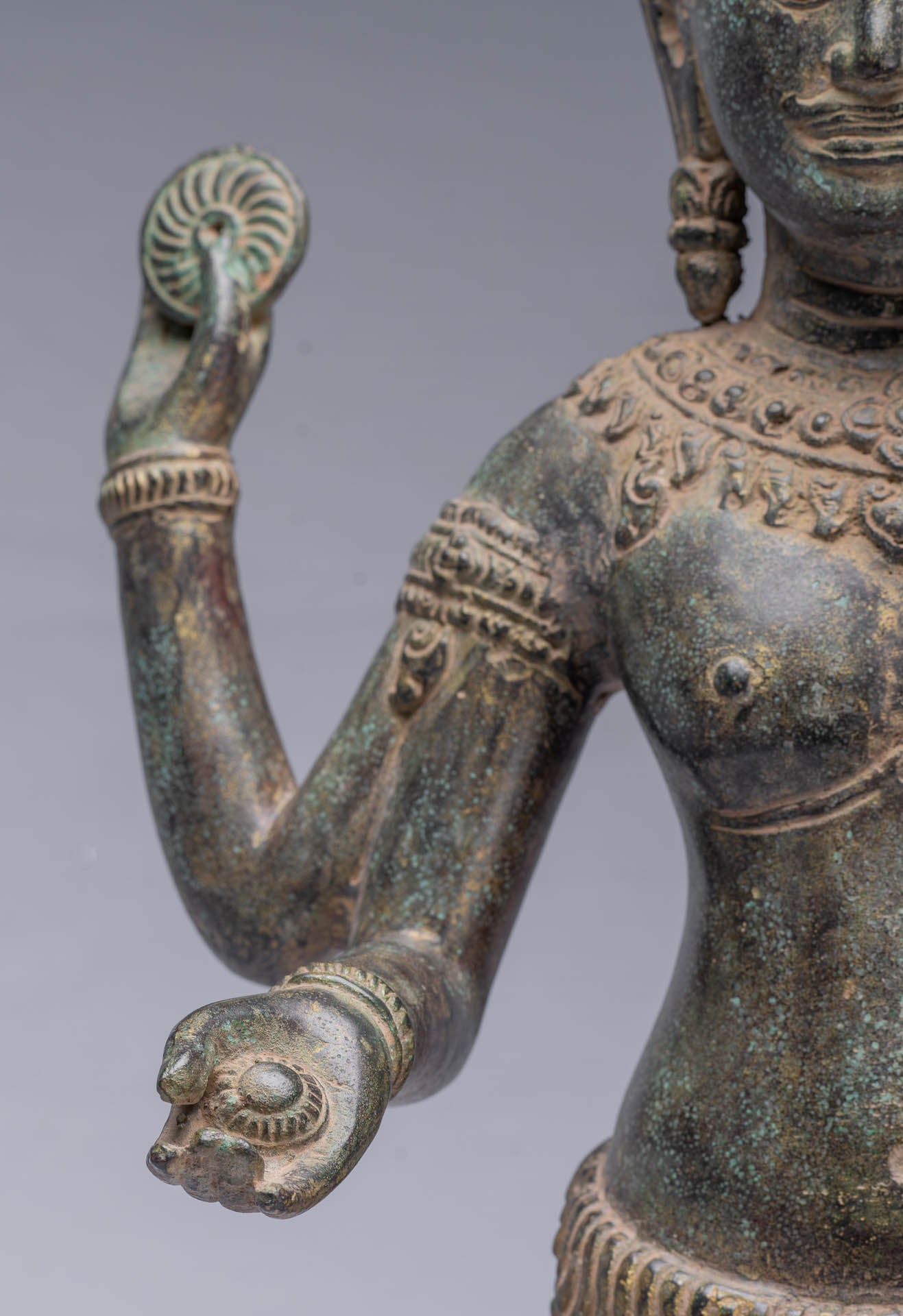 Vishnu-Statue – antike Vishnu-Statue aus Bronze im Bayon-Stil im Khmer-Stil – 63 cm.