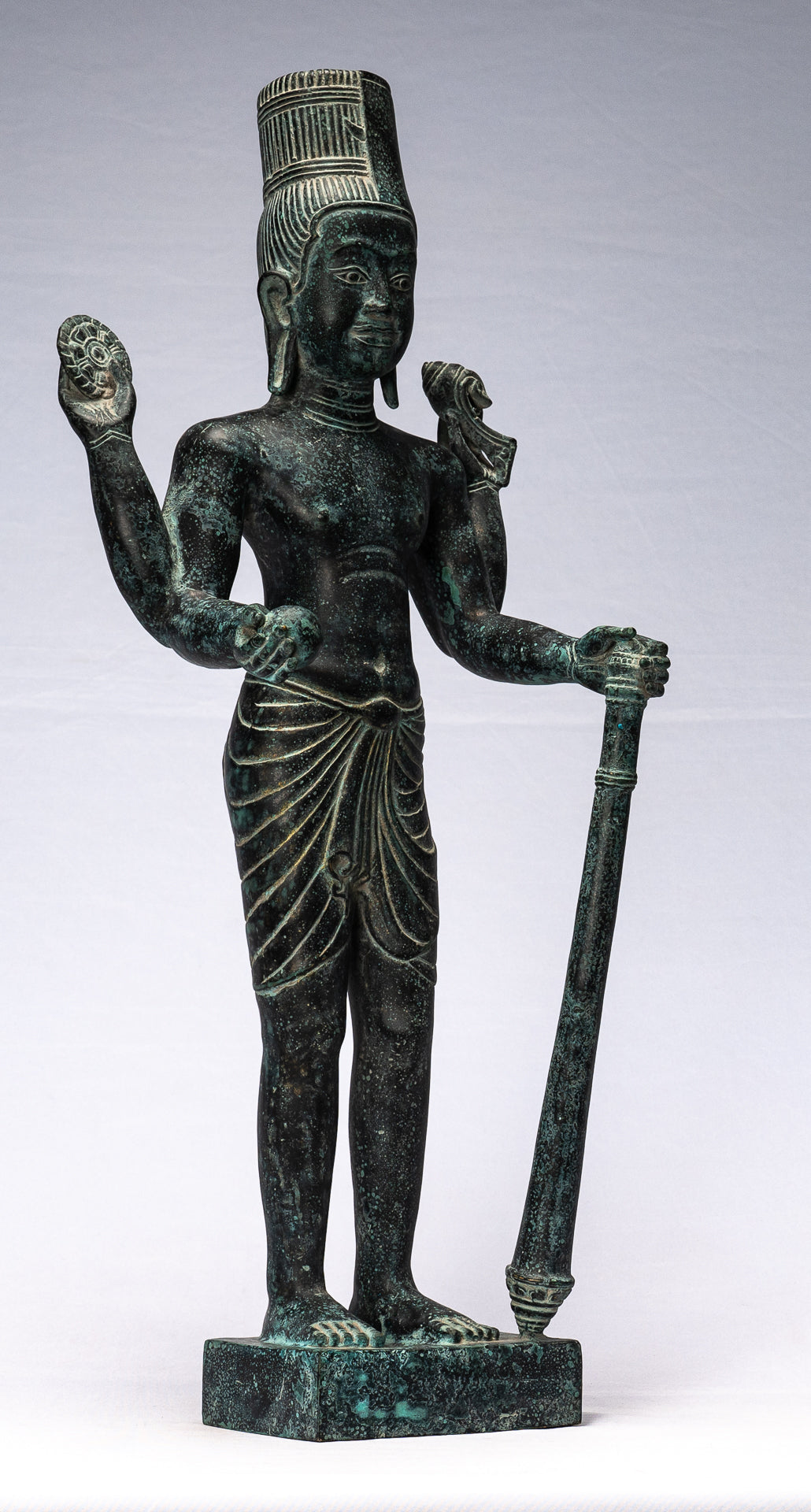 Harihara – Antiker Bronze-Khmer-Hari-Hara oder Vishnu und Shiva im Phnom-Da-Stil – 57 cm.