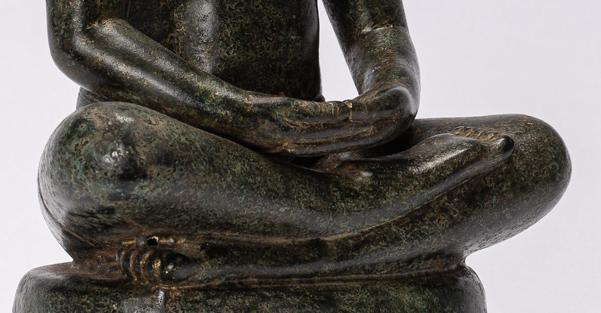 Antike sitzende Bronzestatue Jayavarman VII. aus Bronze im Khmer-Stil – 30 cm.