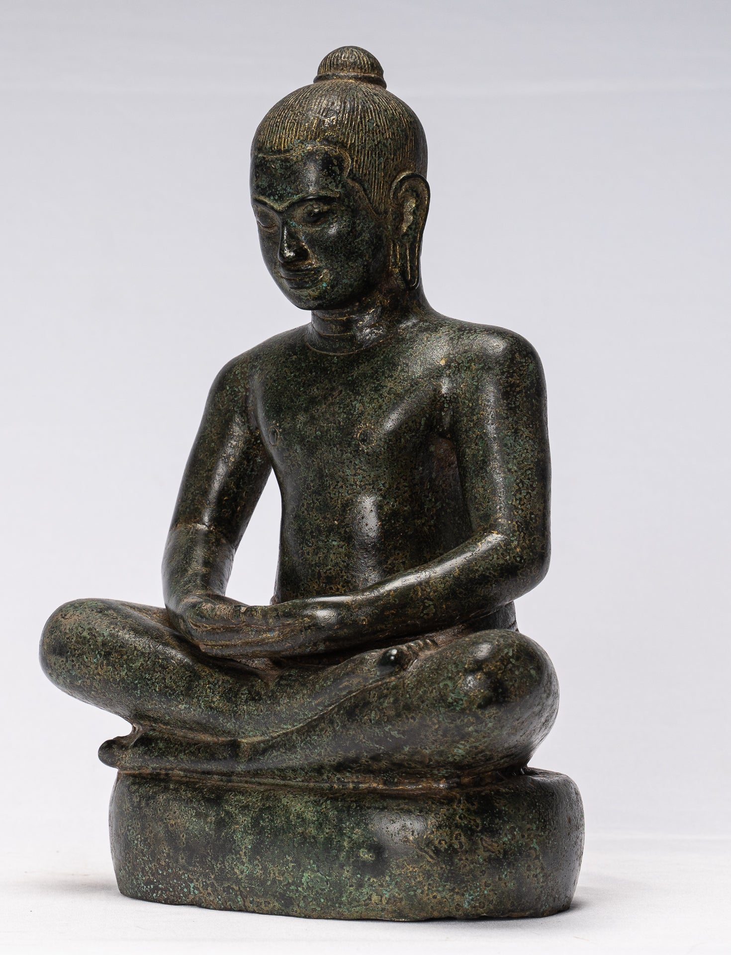 Antike sitzende Bronzestatue Jayavarman VII. aus Bronze im Khmer-Stil – 30 cm.