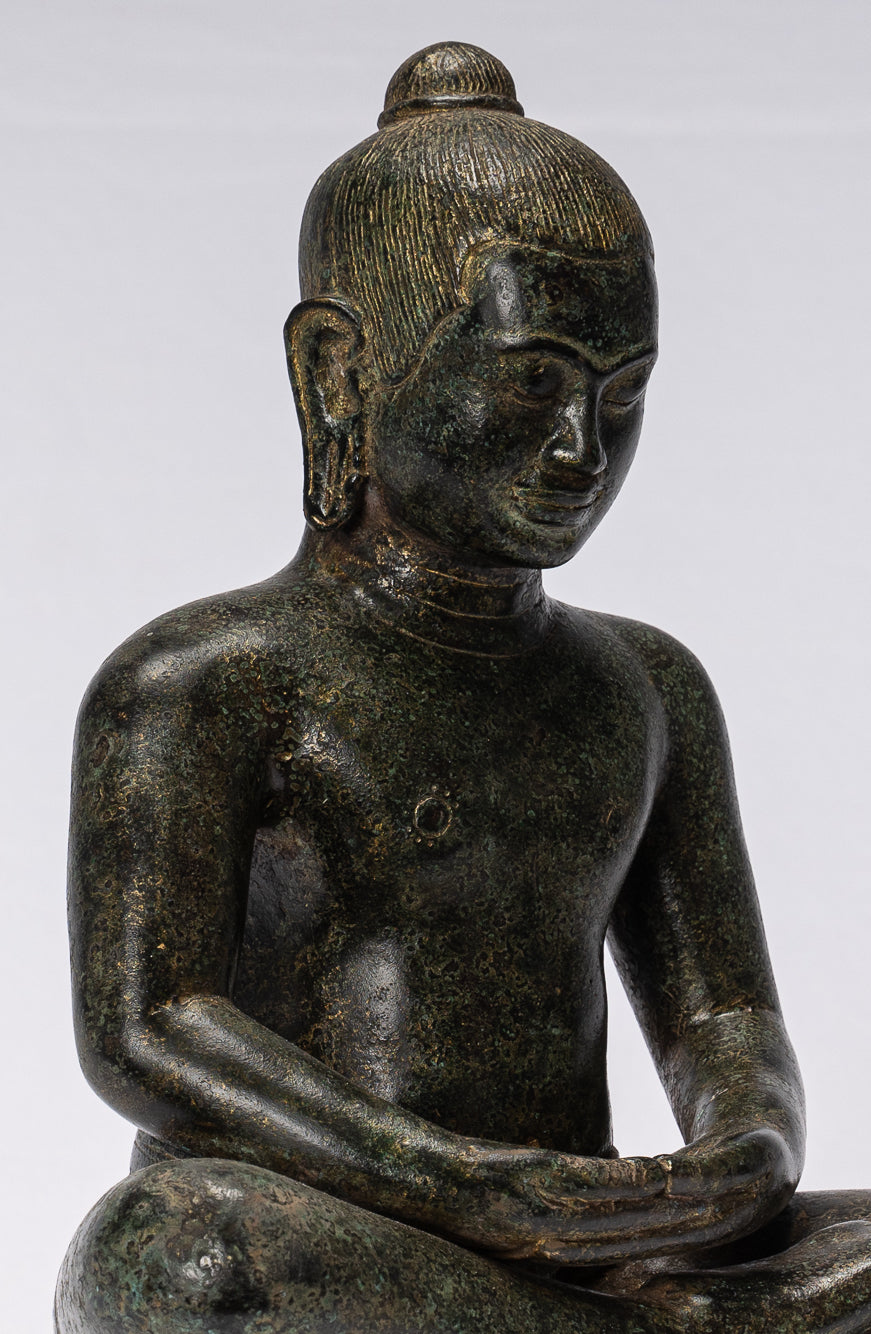 Antike sitzende Bronzestatue Jayavarman VII. aus Bronze im Khmer-Stil – 30 cm.
