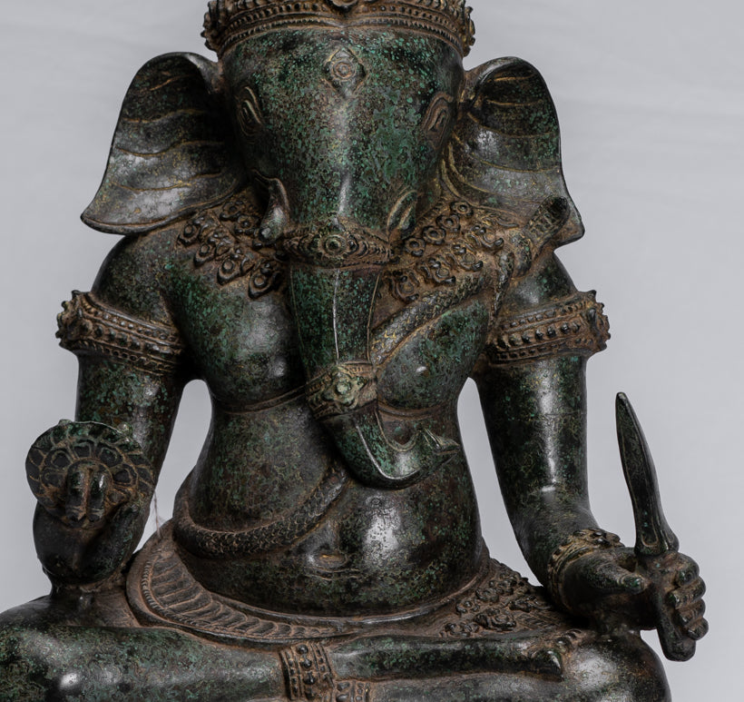 Ganesha-Statue – Sitzende Ganesh-Statue aus Bronze im antiken Khmer-Stil – 57 cm.