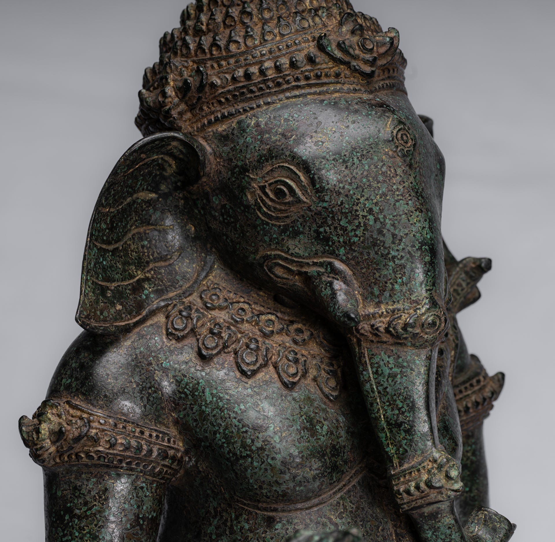 Ganesha-Statue – Sitzende Ganesh-Statue aus Bronze im antiken Khmer-Stil – 57 cm.