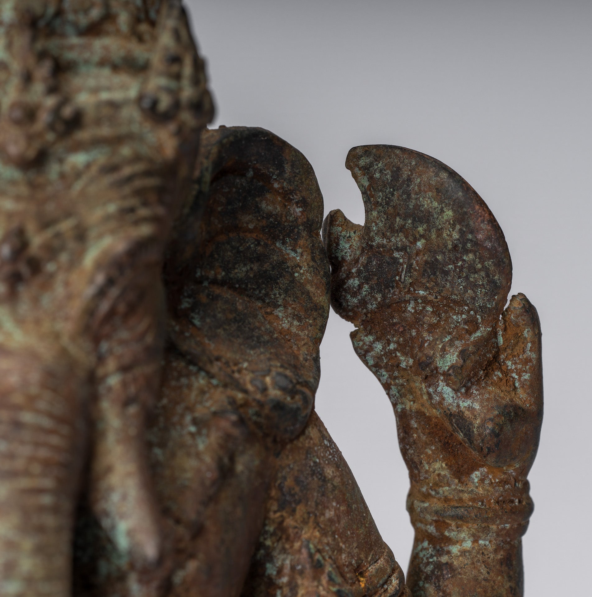 Ganesha-Statue – Sitzende indonesische Ganesha-Statue aus Bronze im antiken javanischen Stil – 20 cm.