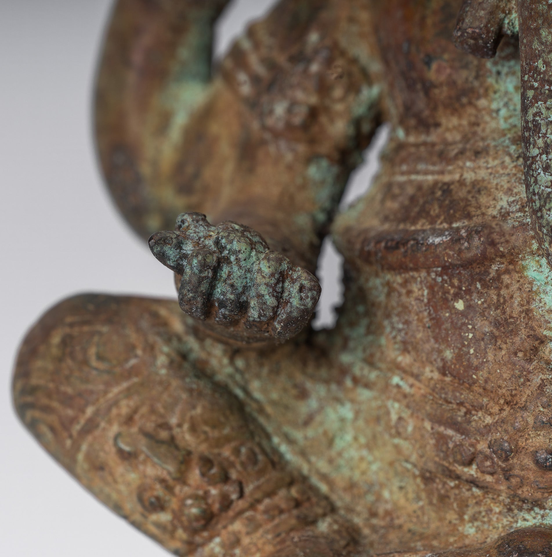 Ganesha-Statue – Sitzende indonesische Ganesha-Statue aus Bronze im antiken javanischen Stil – 20 cm.