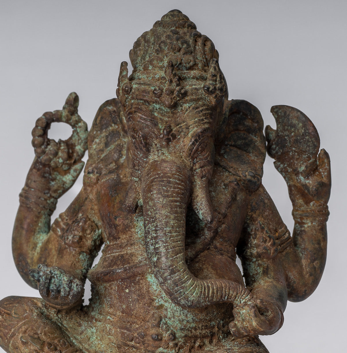 Ganesha-Statue – Sitzende indonesische Ganesha-Statue aus Bronze im antiken javanischen Stil – 20 cm.