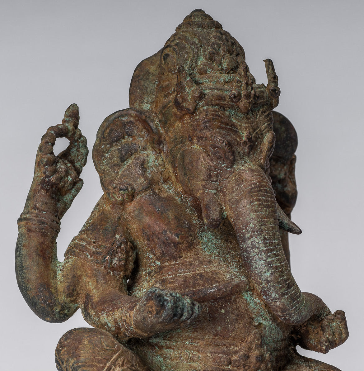 Ganesha-Statue – Sitzende indonesische Ganesha-Statue aus Bronze im antiken javanischen Stil – 20 cm.