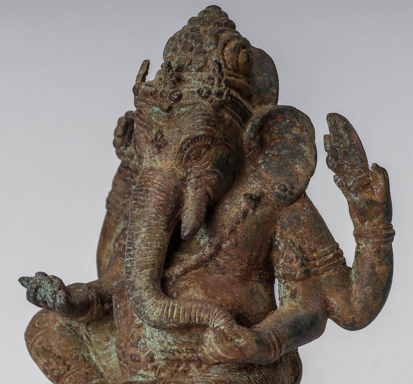 Ganesha-Statue – Sitzende indonesische Ganesha-Statue aus Bronze im antiken javanischen Stil – 20 cm.