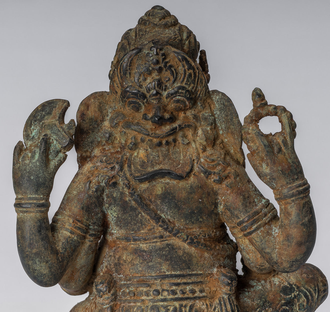 Ganesha-Statue – Sitzende indonesische Ganesha-Statue aus Bronze im antiken javanischen Stil – 20 cm.