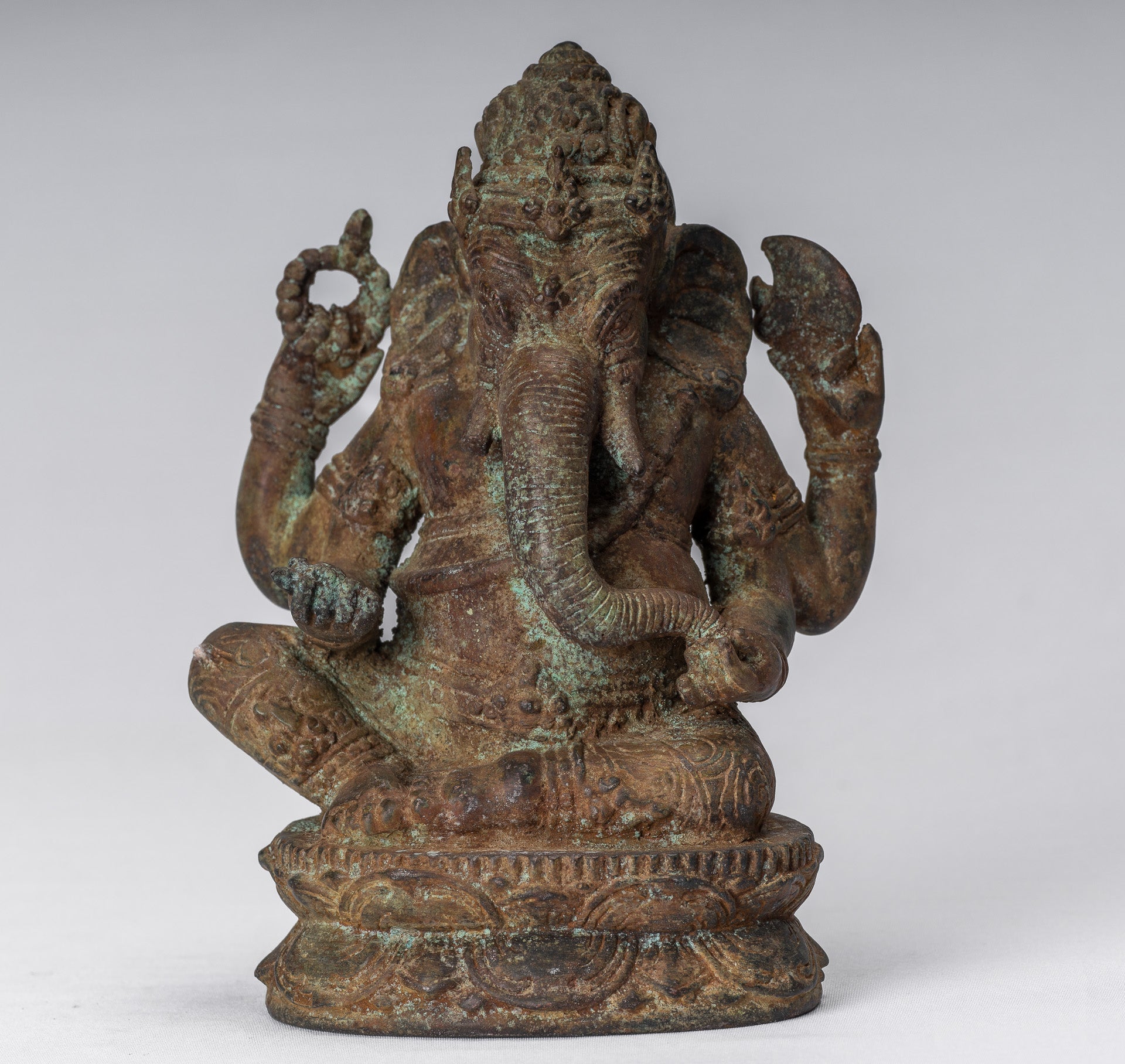 Ganesha-Statue – Sitzende indonesische Ganesha-Statue aus Bronze im antiken javanischen Stil – 20 cm.
