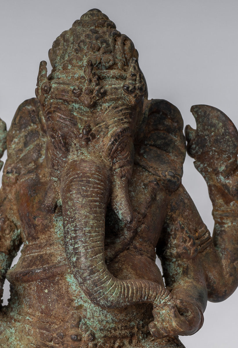 Ganesha-Statue – Sitzende indonesische Ganesha-Statue aus Bronze im antiken javanischen Stil – 20 cm.