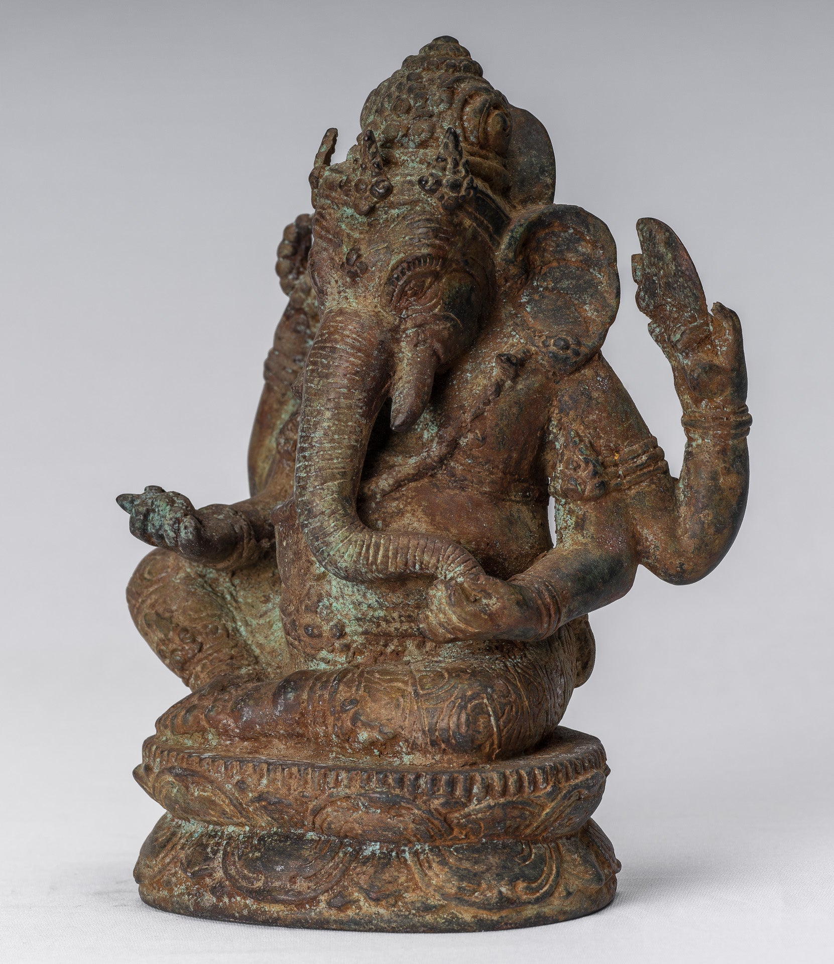Ganesha-Statue – Sitzende indonesische Ganesha-Statue aus Bronze im antiken javanischen Stil – 20 cm.