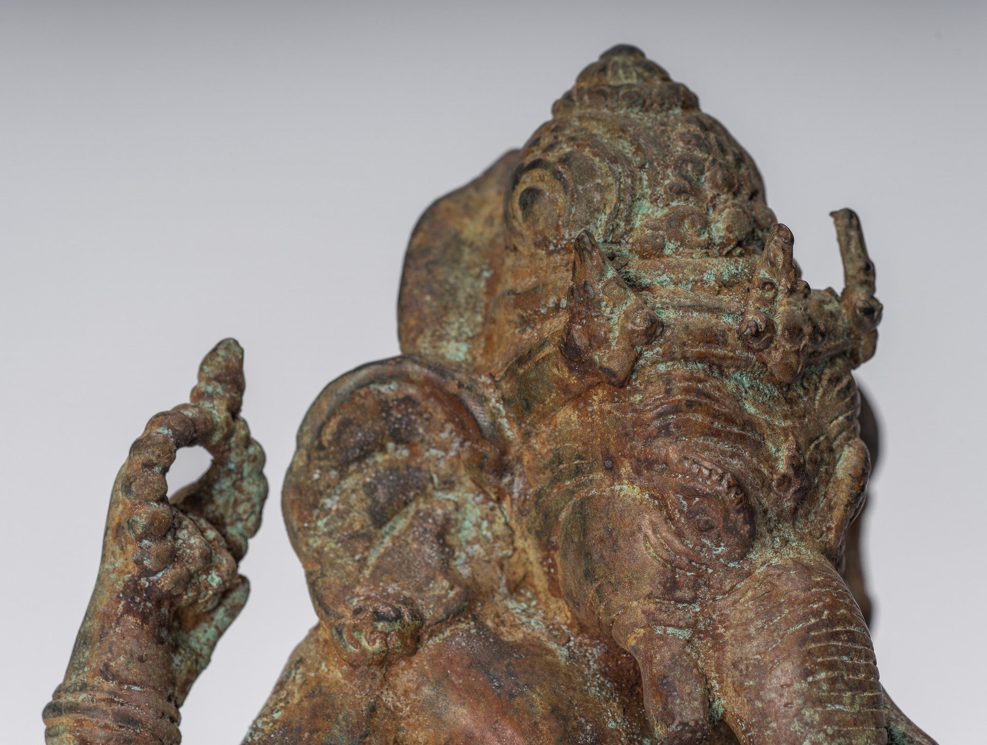 Ganesha-Statue – Sitzende indonesische Ganesha-Statue aus Bronze im antiken javanischen Stil – 20 cm.