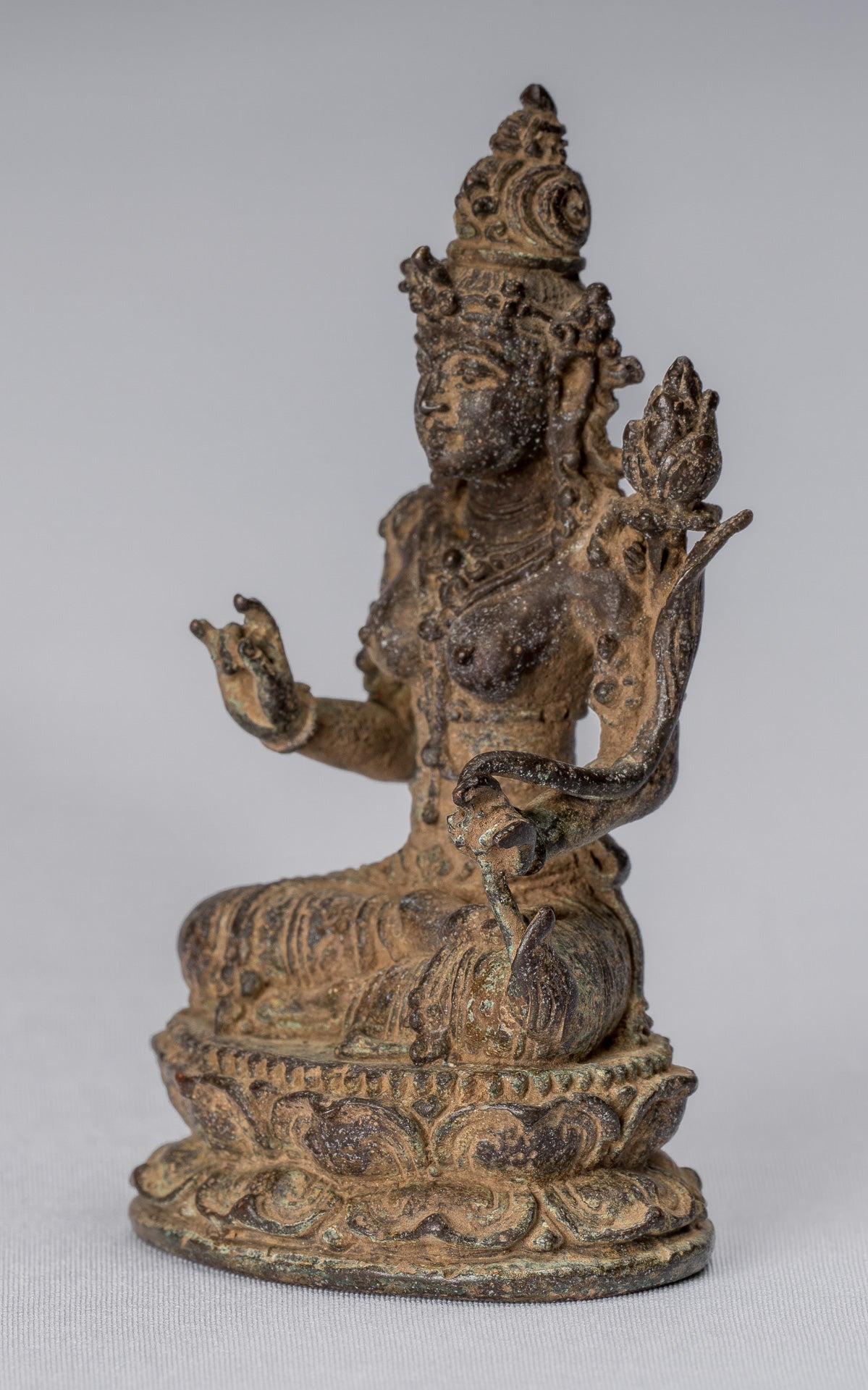 Tara-Statue – antike Majapahit-indonesische sitzende Bronze-Devi-Tara-Statue im Java-Stil – 8 cm.