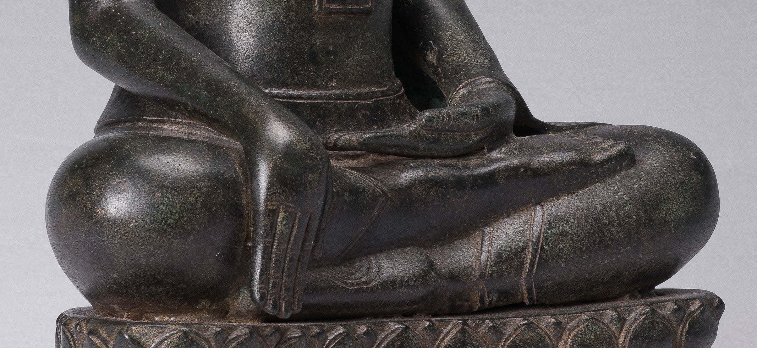 Buddha-Statue – Antik-Bronze im Khmer-Stil, Erleuchtung, sitzende Buddha-Statue – 46 cm
