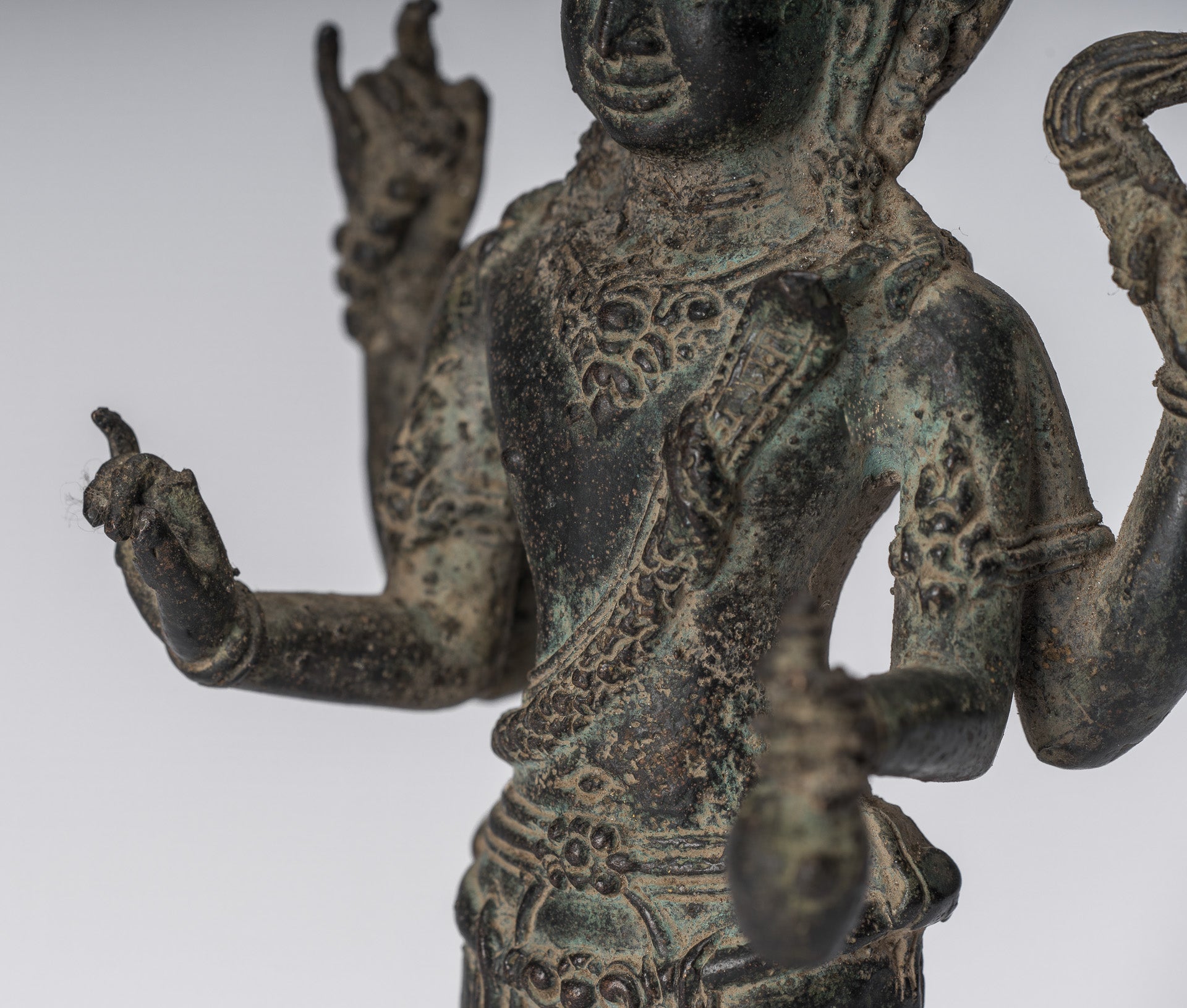 Vishnu-Statue – antike Majapahit-Statue aus Bronze im indonesischen Stil – 22 cm.