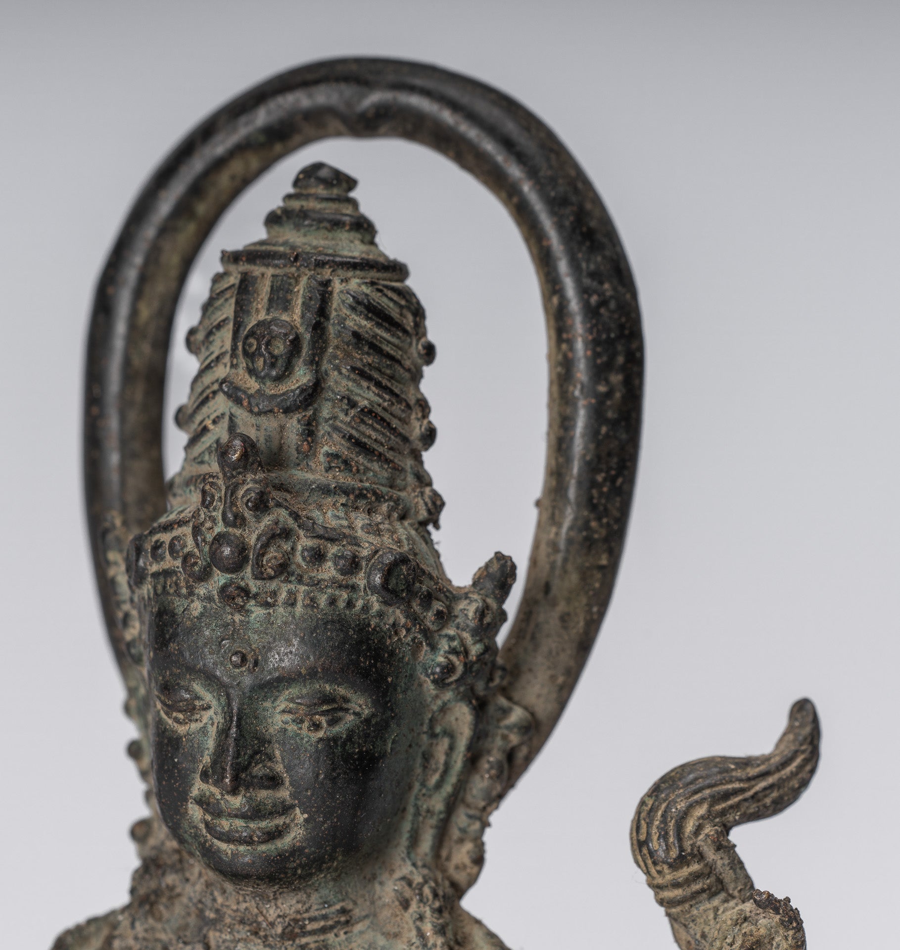 Vishnu-Statue – antike Majapahit-Statue aus Bronze im indonesischen Stil – 22 cm.