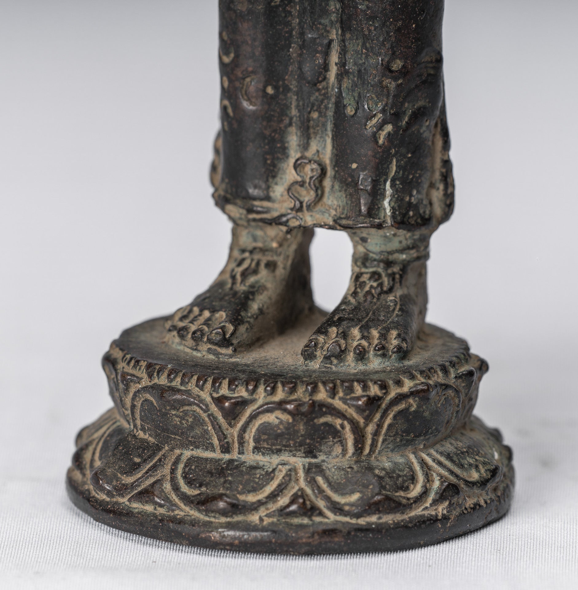 Vishnu-Statue – antike Majapahit-Statue aus Bronze im indonesischen Stil – 22 cm.