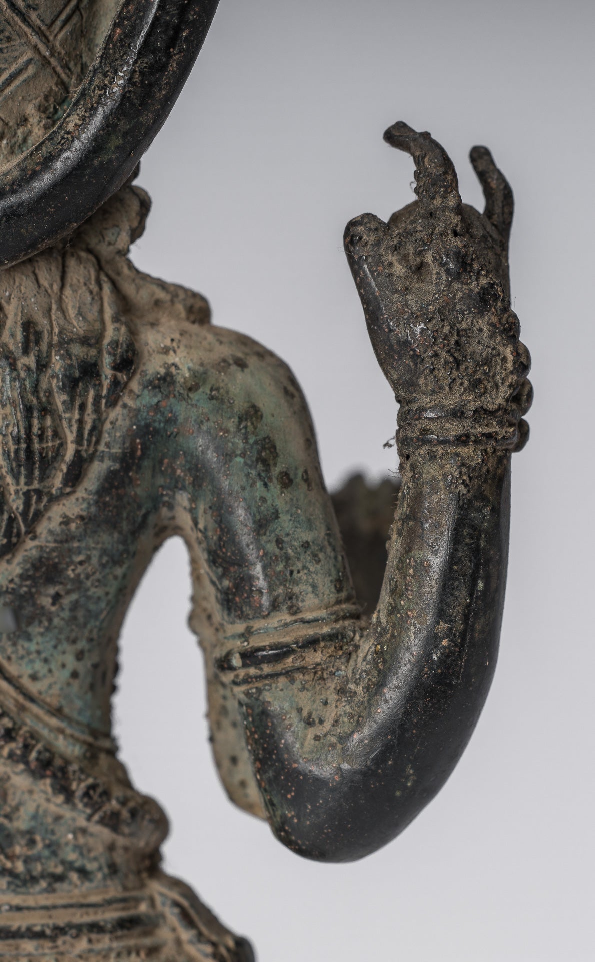 Vishnu-Statue – antike Majapahit-Statue aus Bronze im indonesischen Stil – 22 cm.