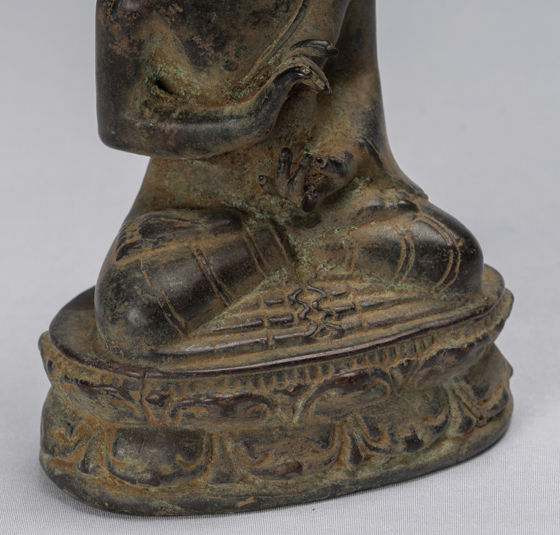 Buddha-Statue – sitzender javanischer Lehr-Buddha aus Bronze im antiken indonesischen Stil – 16 cm