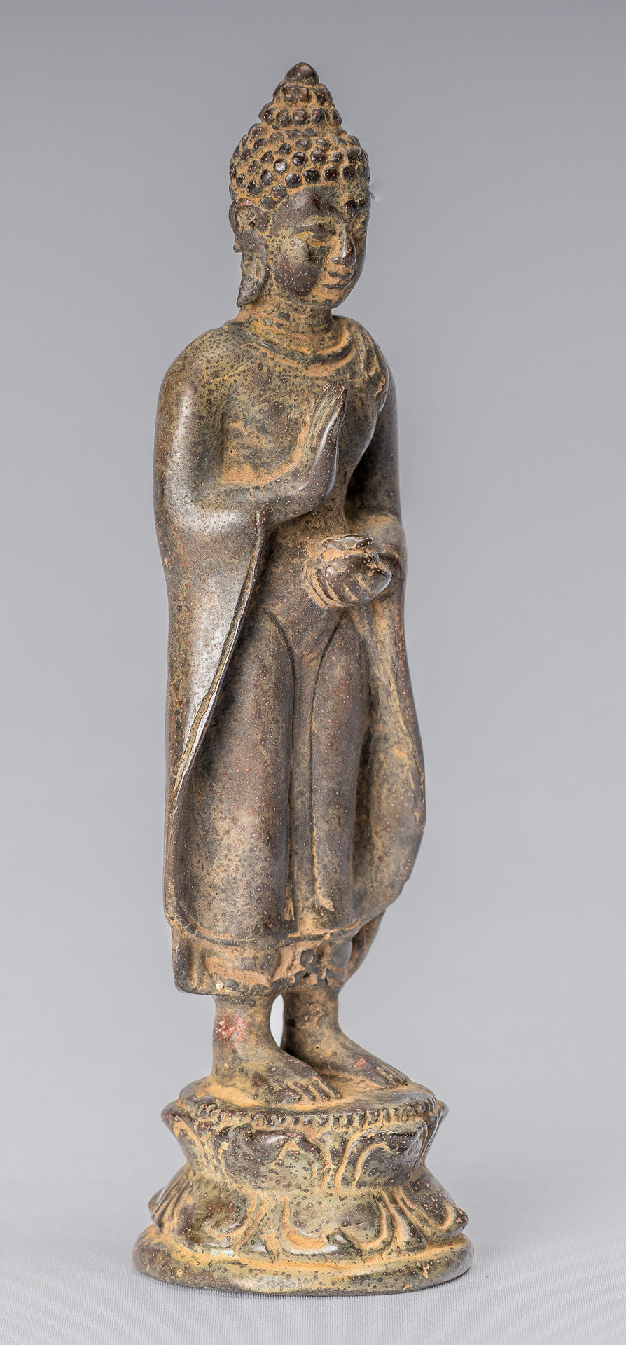 Buddha-Statue – stehende javanische Wohltätigkeits-Buddha-Statue aus Bronze im antiken indonesischen Stil – 17 cm.