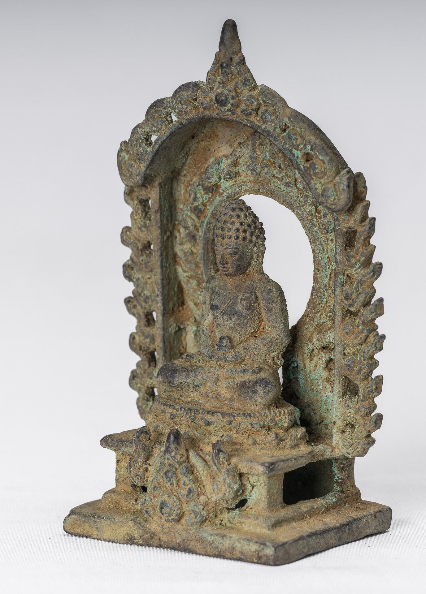 Buddha-Statue – Antike javanische Amitabha-Buddha-Statue aus Bronze im indonesischen Stil – 13,5 cm/5 Zoll